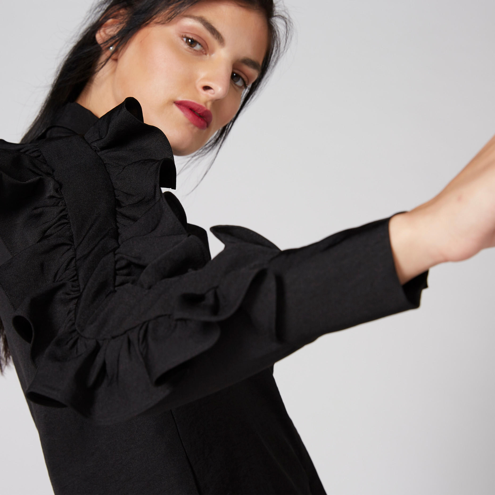 قميص بأكمام طويلة وتفاصيل كشكش ووصلة أزرار مخفية-women-clothing-shirtsandblouses-shirts-image-5