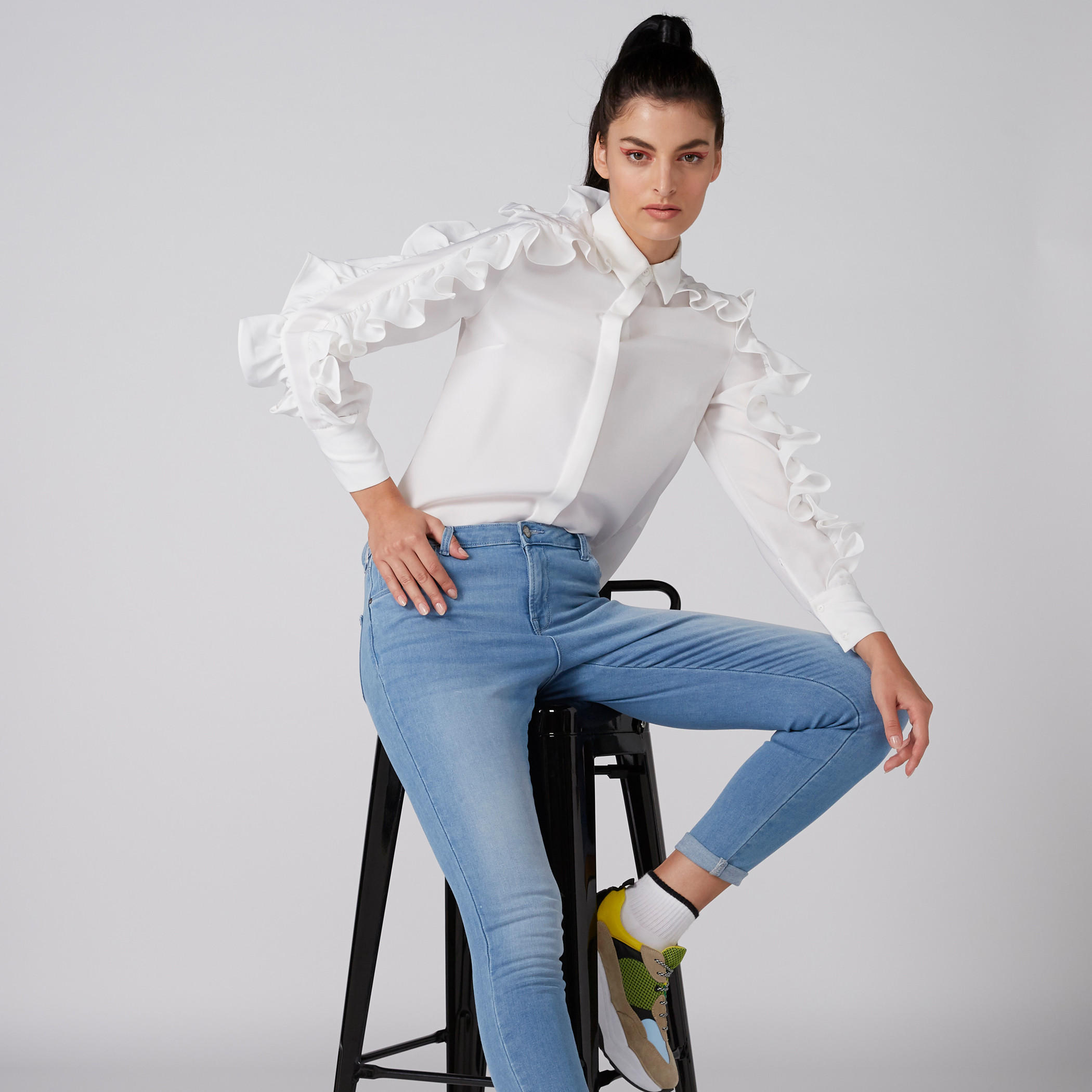 قميص بأكمام طويلة وأزرار غير مرئية وتفاصيل كشكش-women-clothing-shirtsandblouses-shirts-image-3