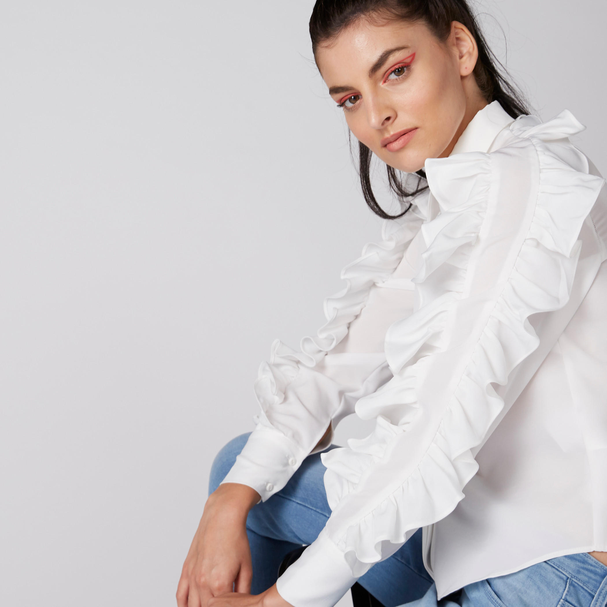 قميص بأكمام طويلة وأزرار غير مرئية وتفاصيل كشكش-women-clothing-shirtsandblouses-shirts-image-4