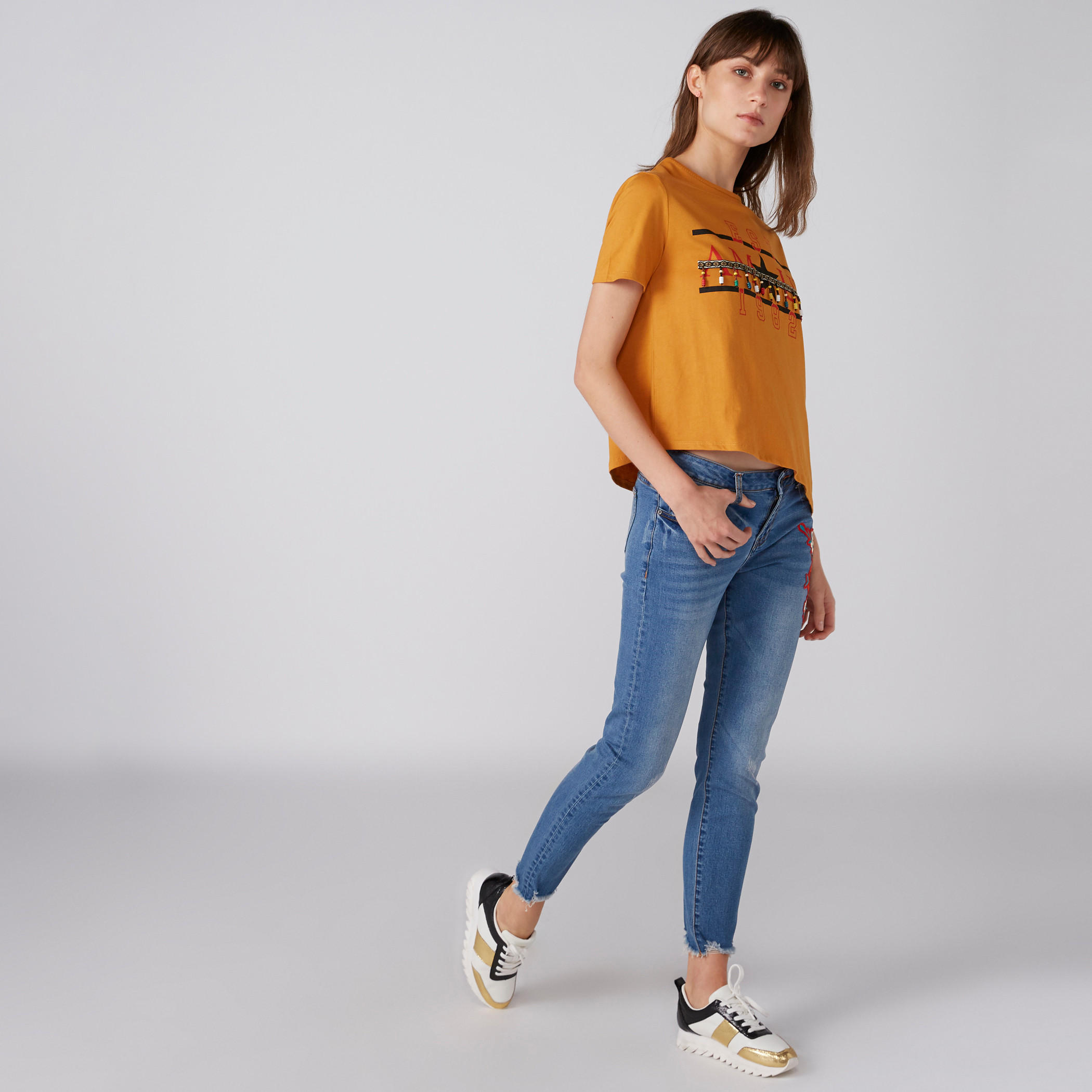 جينز بتفاصيل مطرزة وحافة واسعة وزر إغلاق-women-clothing-bottoms-jeans-image-1