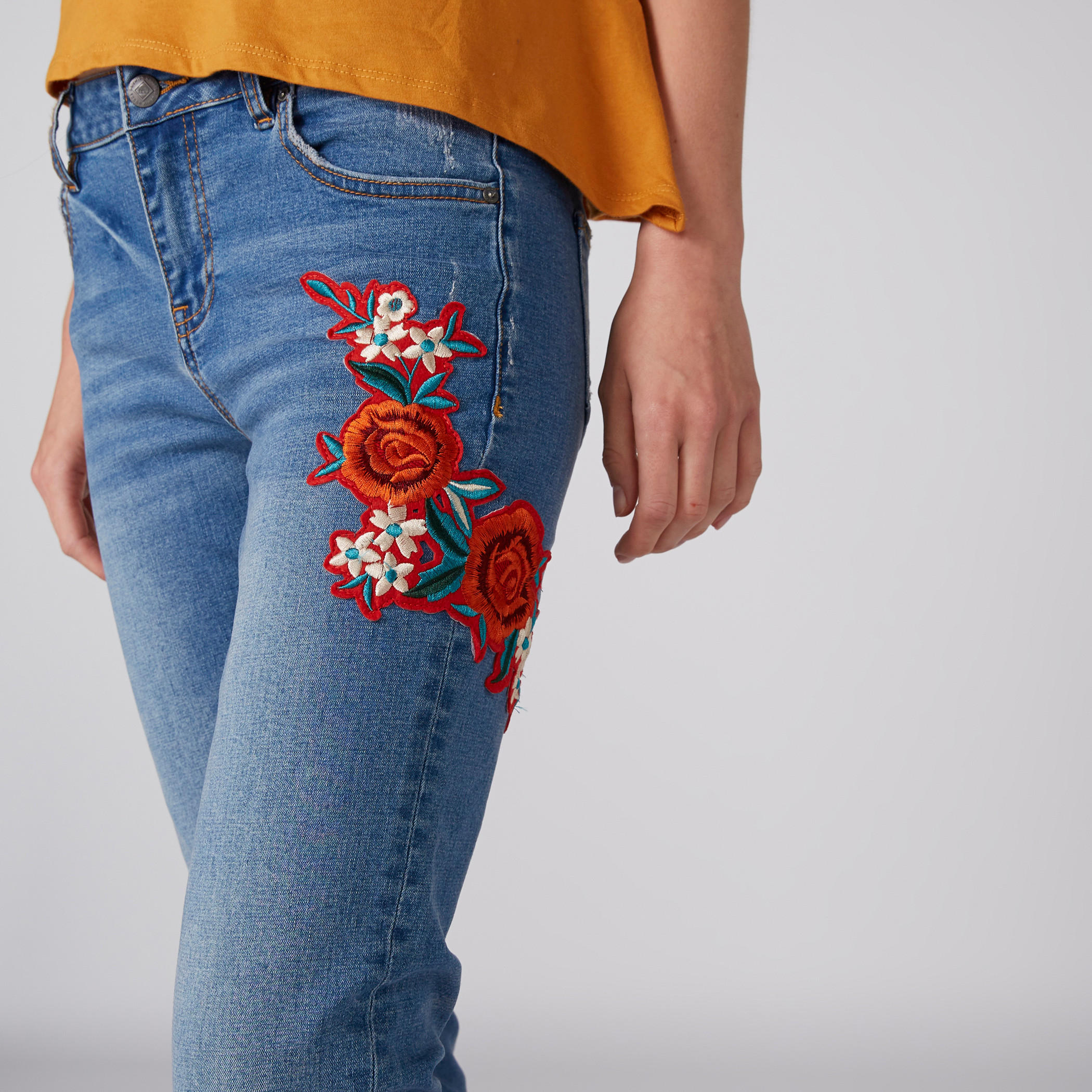 جينز بتفاصيل مطرزة وحافة واسعة وزر إغلاق-women-clothing-bottoms-jeans-image-2