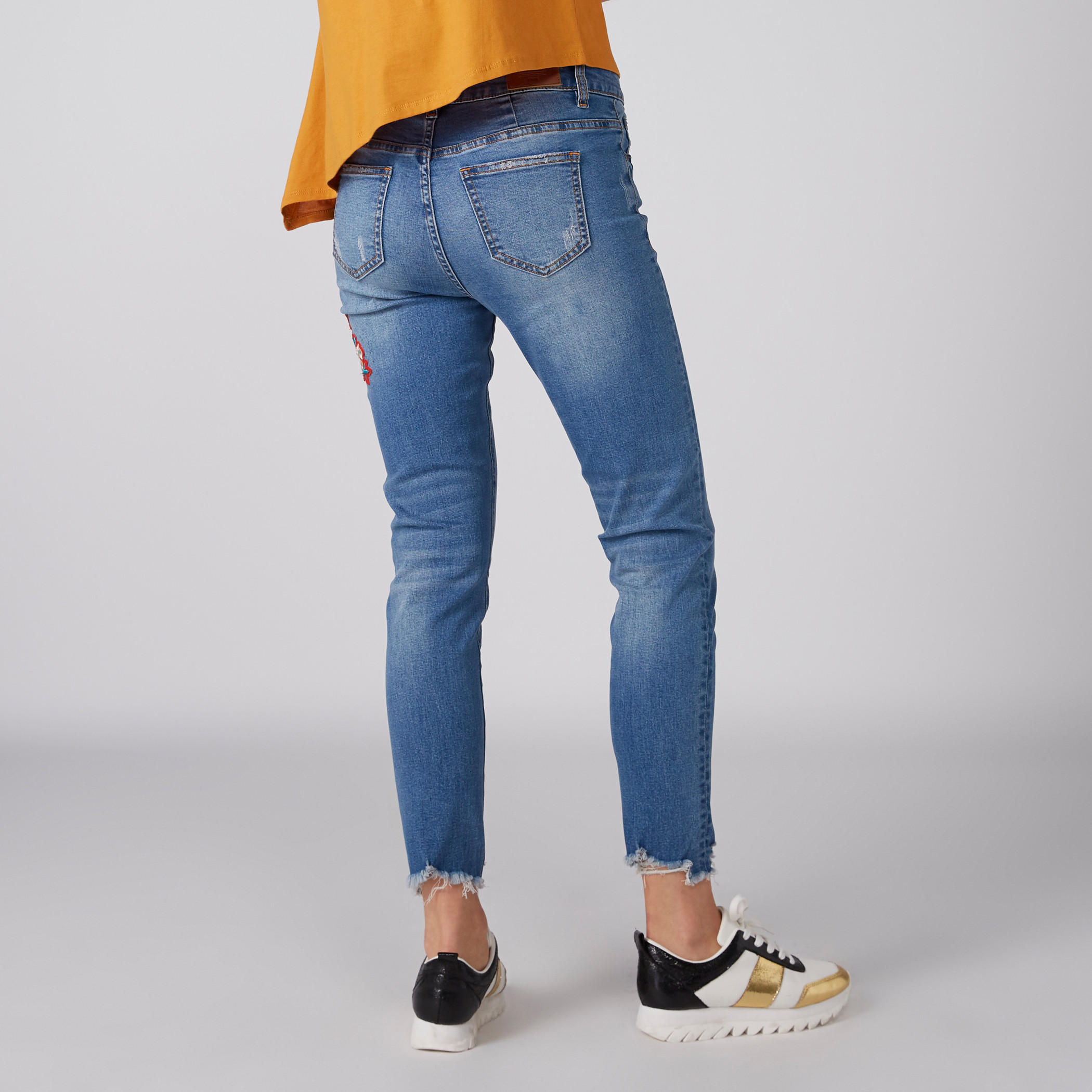 جينز بتفاصيل مطرزة وحافة واسعة وزر إغلاق-women-clothing-bottoms-jeans-image-3