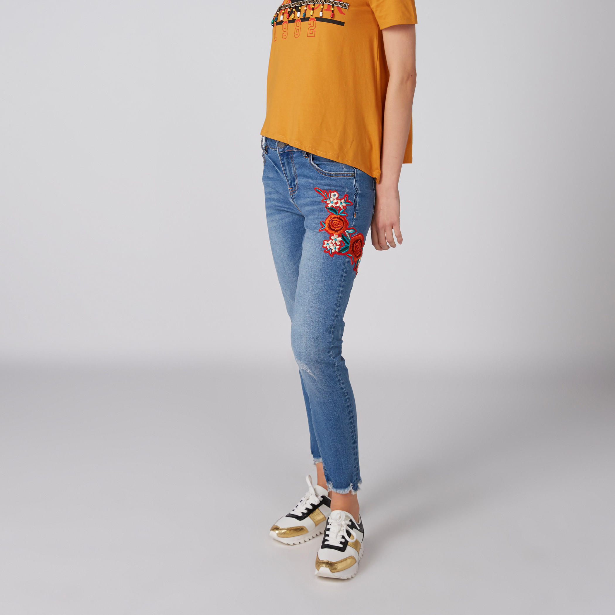 جينز بتفاصيل مطرزة وحافة واسعة وزر إغلاق-women-clothing-bottoms-jeans-image-4