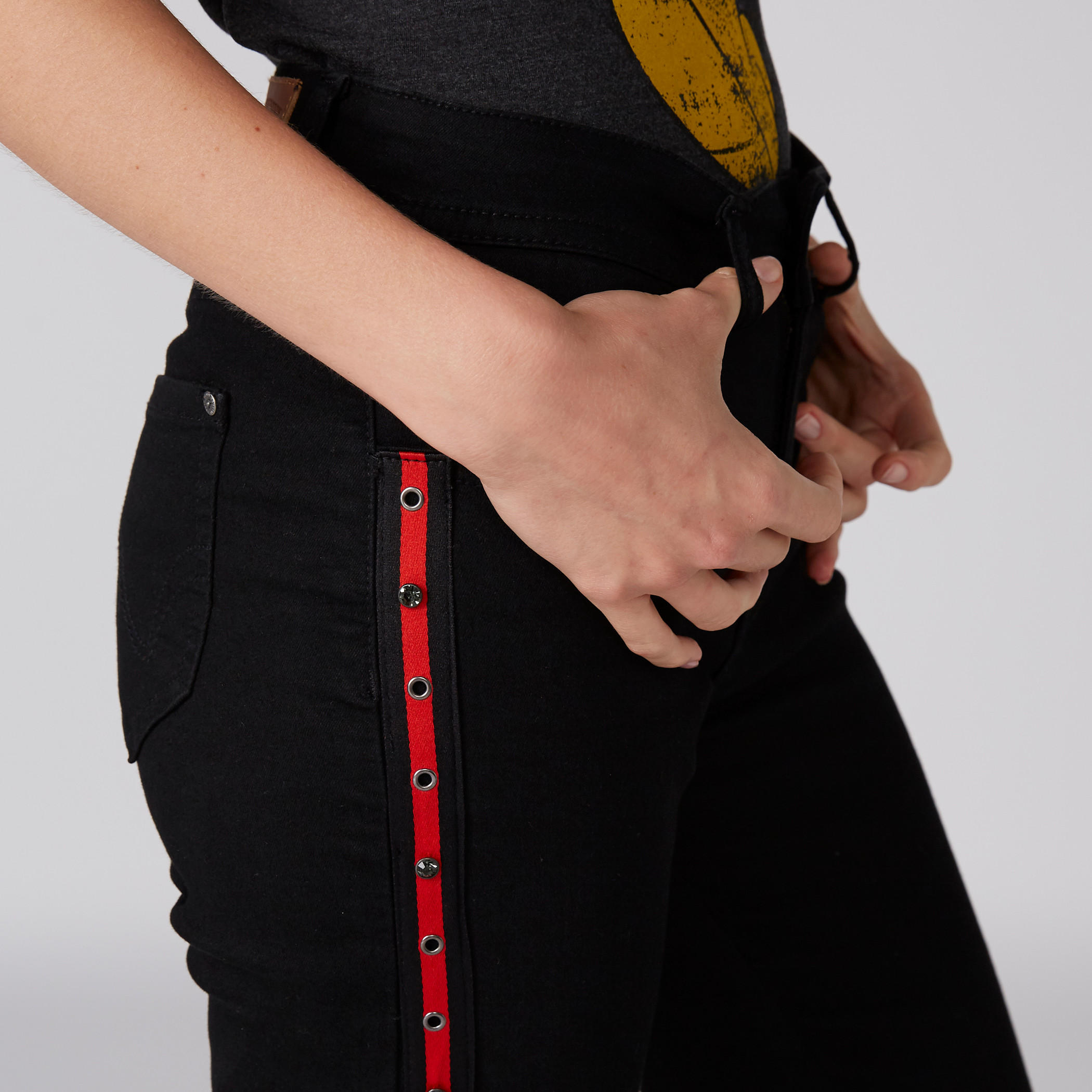 بنطال جينز طويل بتفاصيل مرصعة وشرائط جانبة وزر إغلاق-women-clothing-bottoms-jeans-image-4