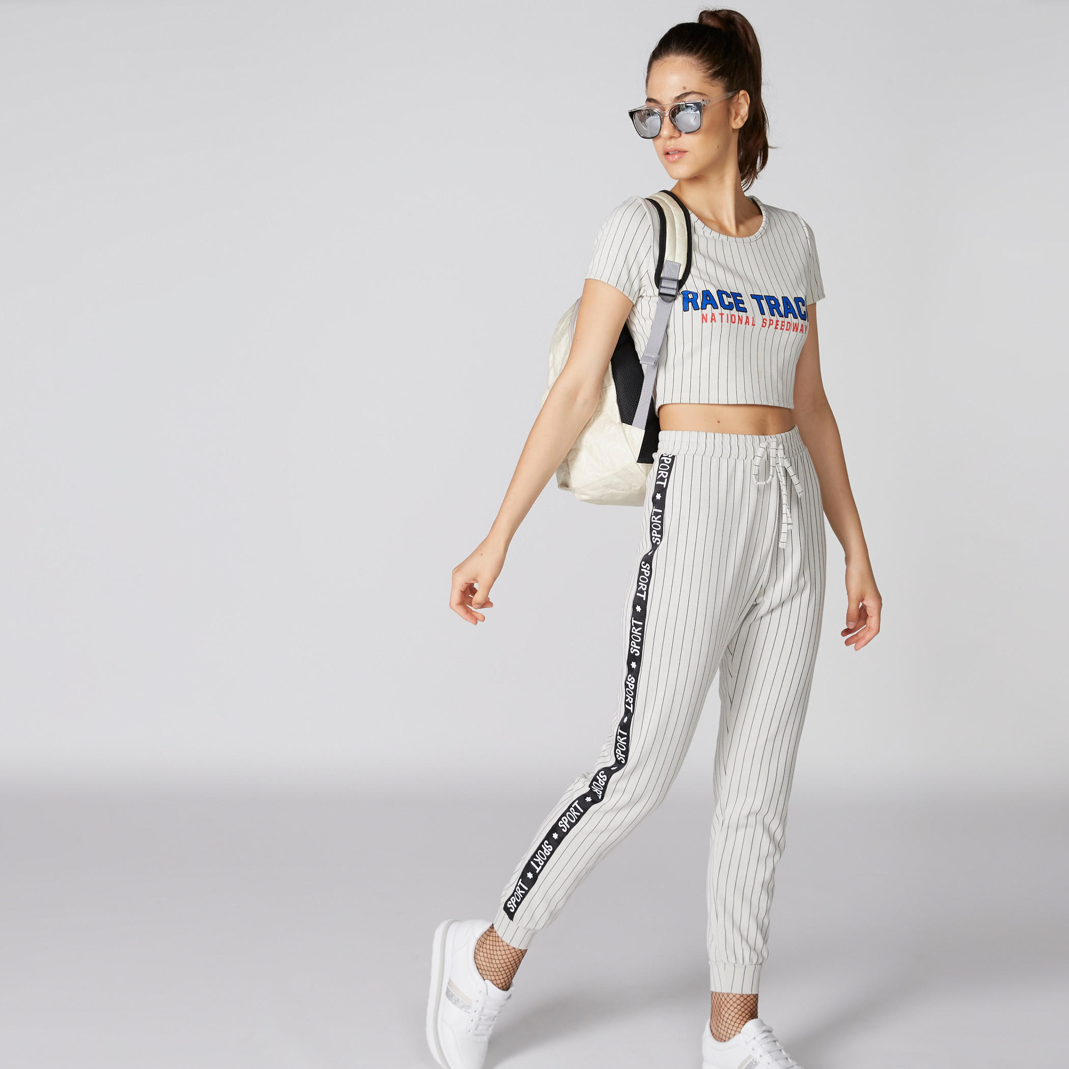 بلوزة قصيرة مقلّمة بياقة مستديرة وأكمام قصيرة-women-clothing-tshirts-image-3