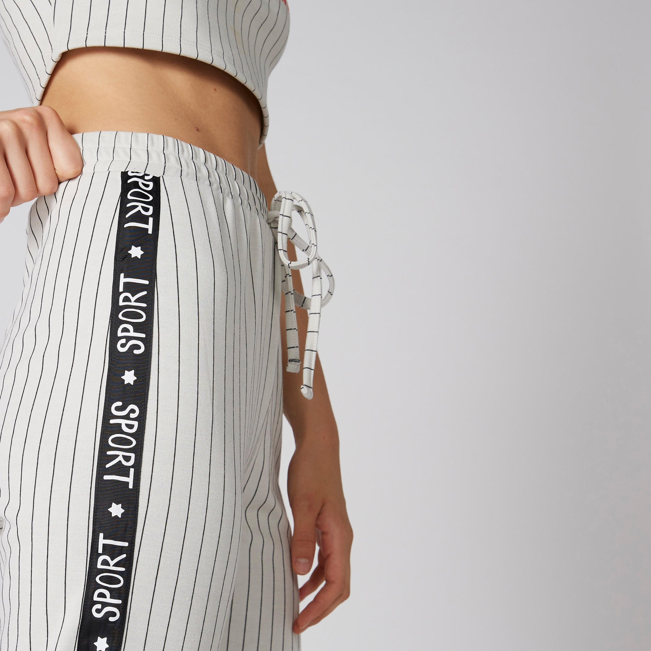 بنطال رياضي طويل ومقلم بشريطة جانبية ورباط-women-clothing-bottoms-joggers-image-4