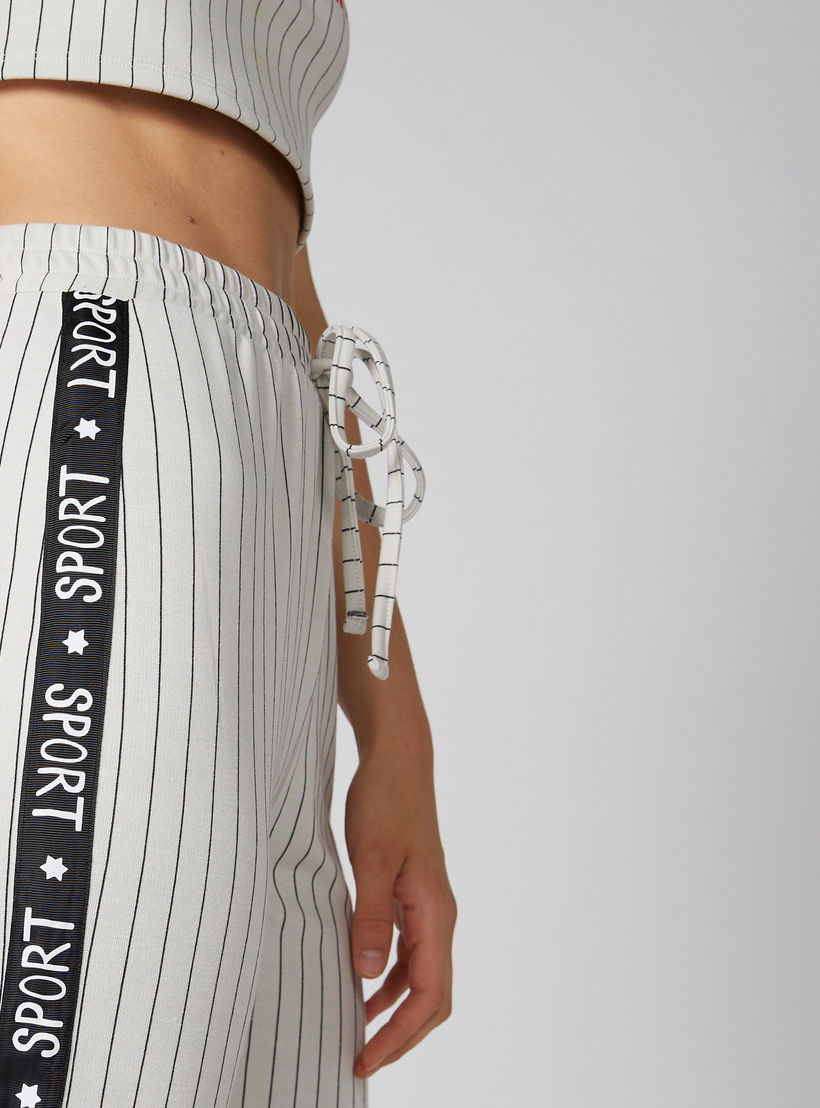 بنطال رياضي طويل ومقلم بشريطة جانبية ورباط-women-clothing-bottoms-joggers-image-4