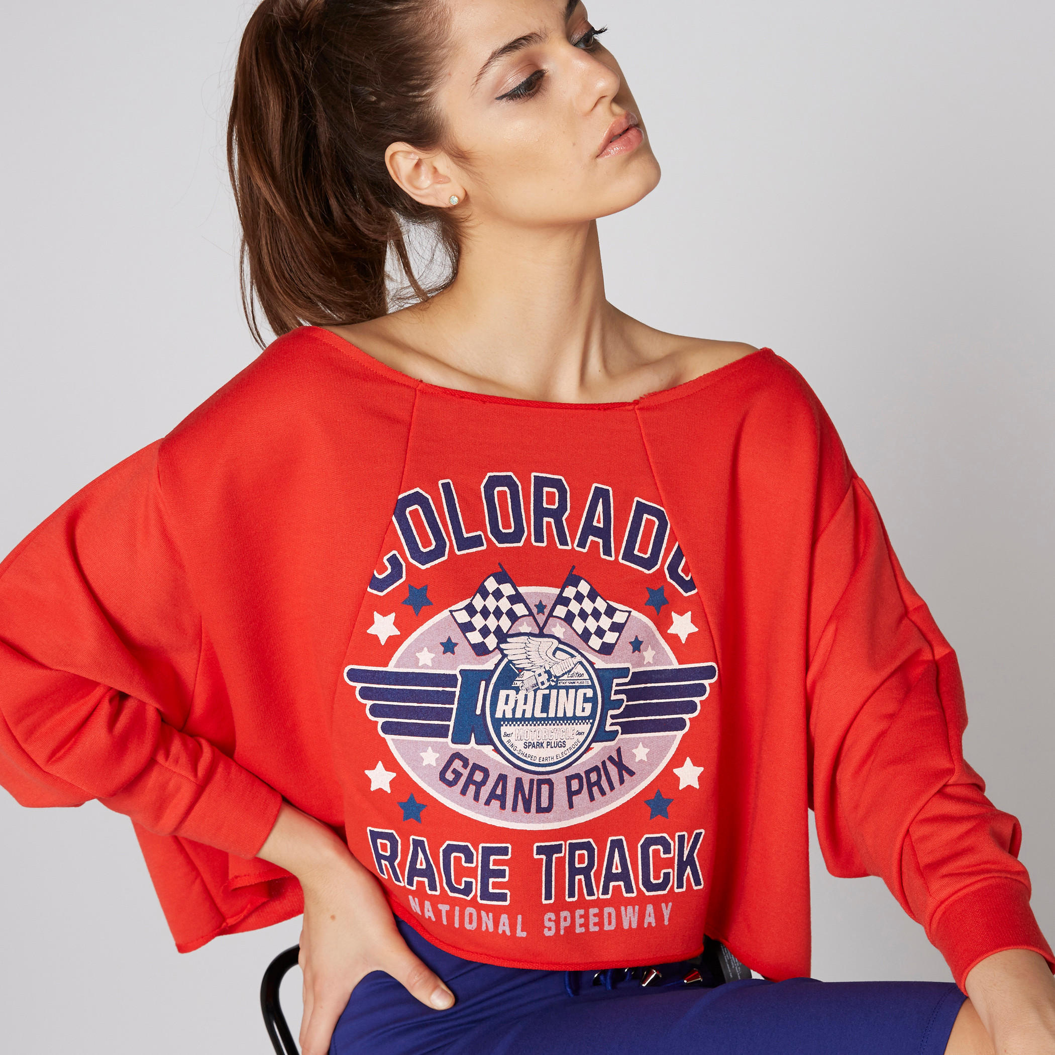 بلوزة قصيرة بطبعات وياقة عميقة وأكمام طويلة-women-clothing-tshirts-image-1