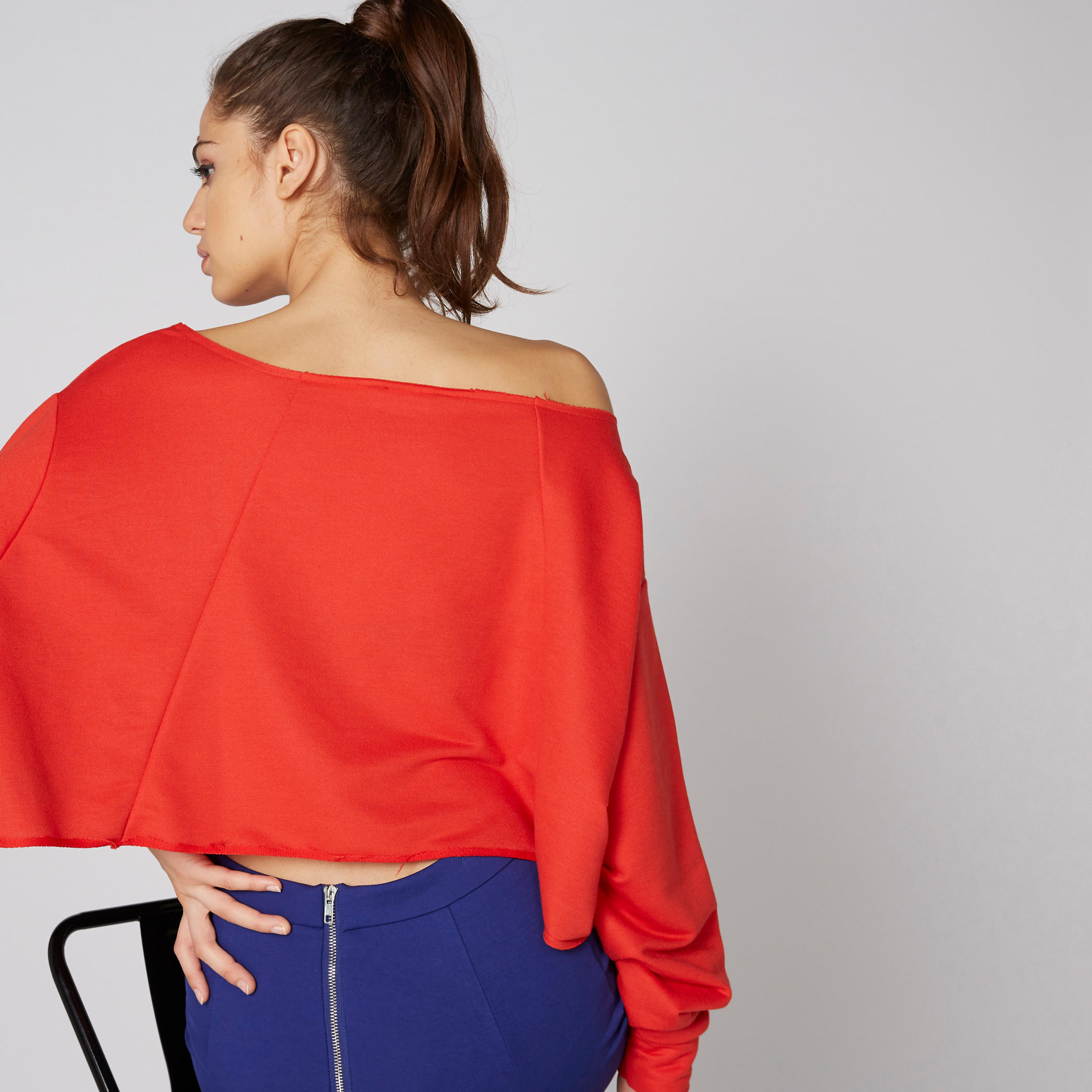 بلوزة قصيرة بطبعات وياقة عميقة وأكمام طويلة-women-clothing-tshirts-image-2