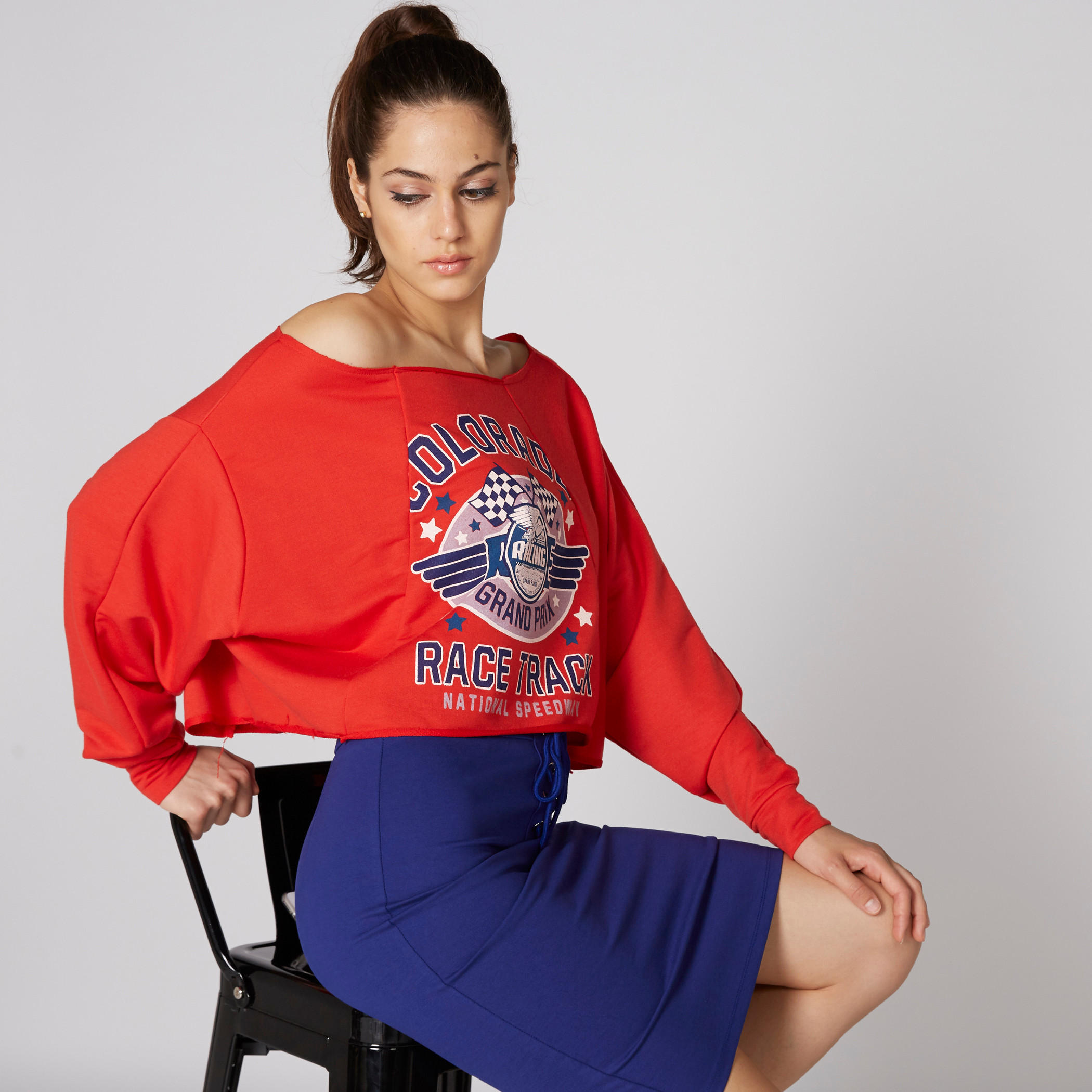 بلوزة قصيرة بطبعات وياقة عميقة وأكمام طويلة-women-clothing-tshirts-image-3