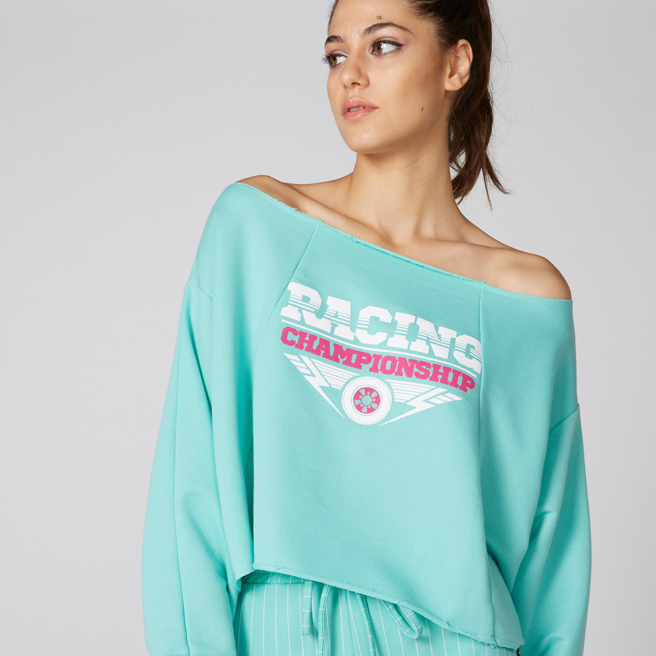 سويت شيرت بنقوش وأكتاف مكشوفة وأكمام طويلة-women-winterwear-hoodiesandsweatshirts-sweatshirts-image-2