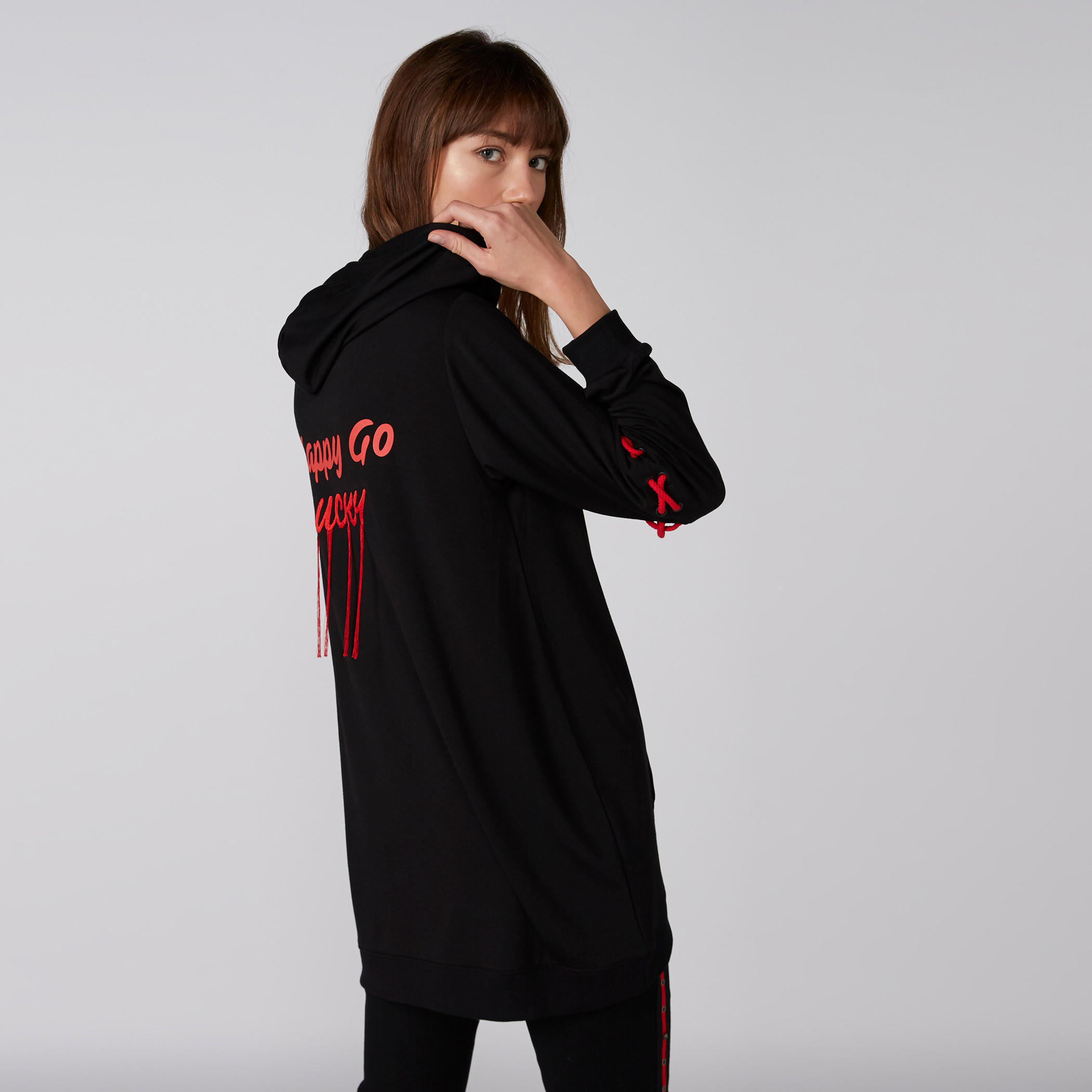 سويت شيرت بأكمام طويلة وقبعة وطبعات وجيوب-women-winterwear-hoodiesandsweatshirts-hoodies-image-3