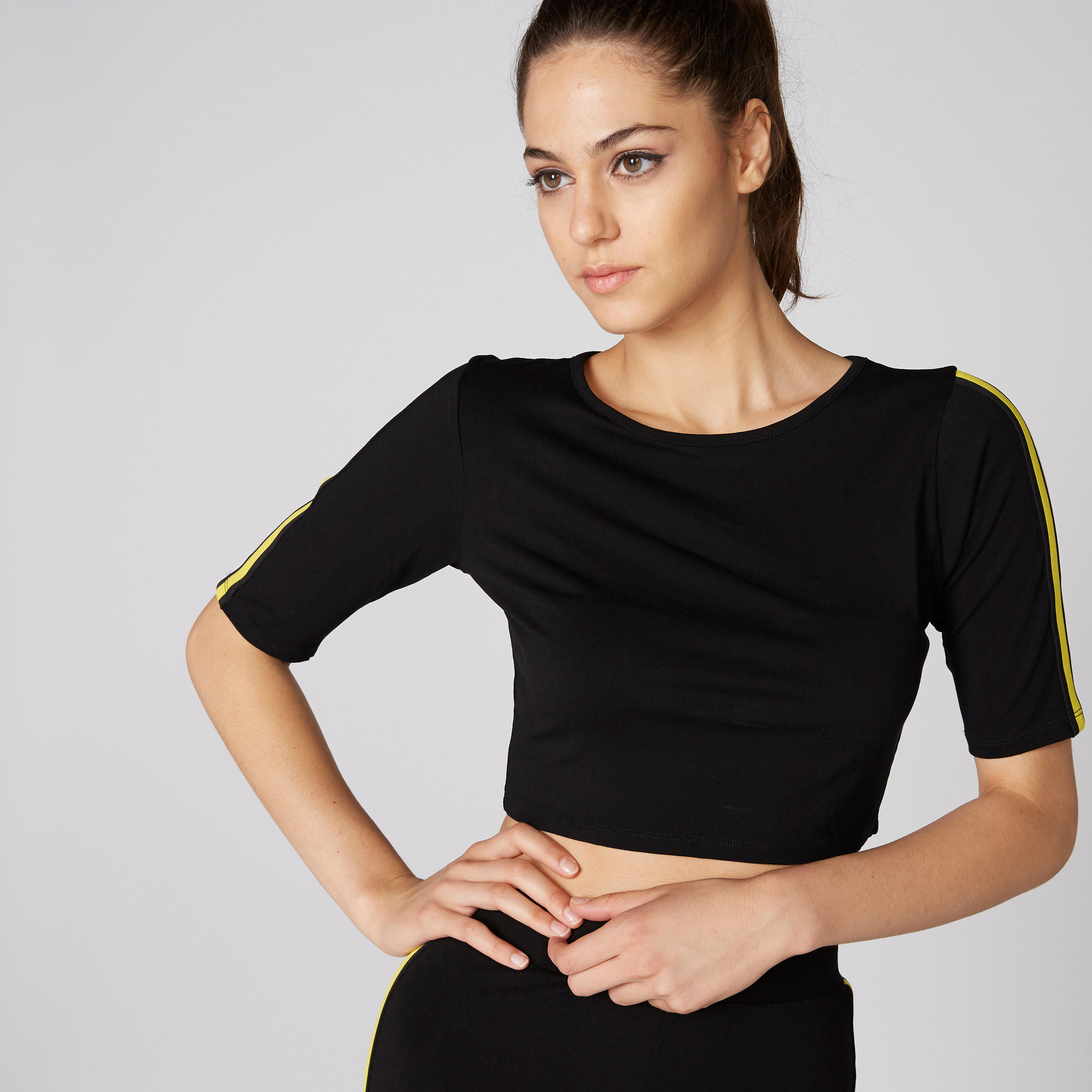 بلوزة بياقة مستديرة وأكمام قصيرة-women-clothing-tshirts-image-1