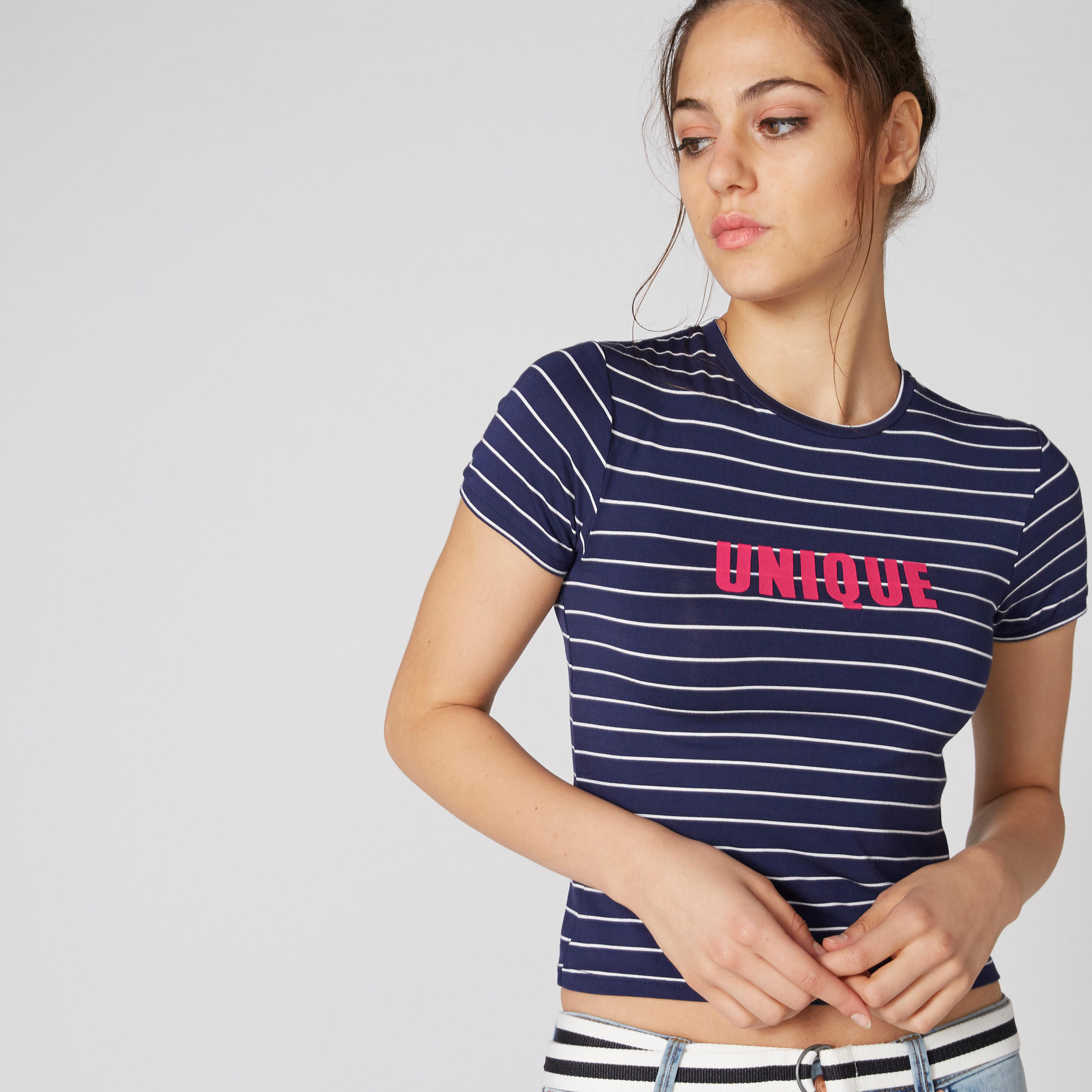 بلوزة قصيرة مقلّمة بياقة مستديرة وأكمام قصيرة-women-clothing-tshirts-image-1