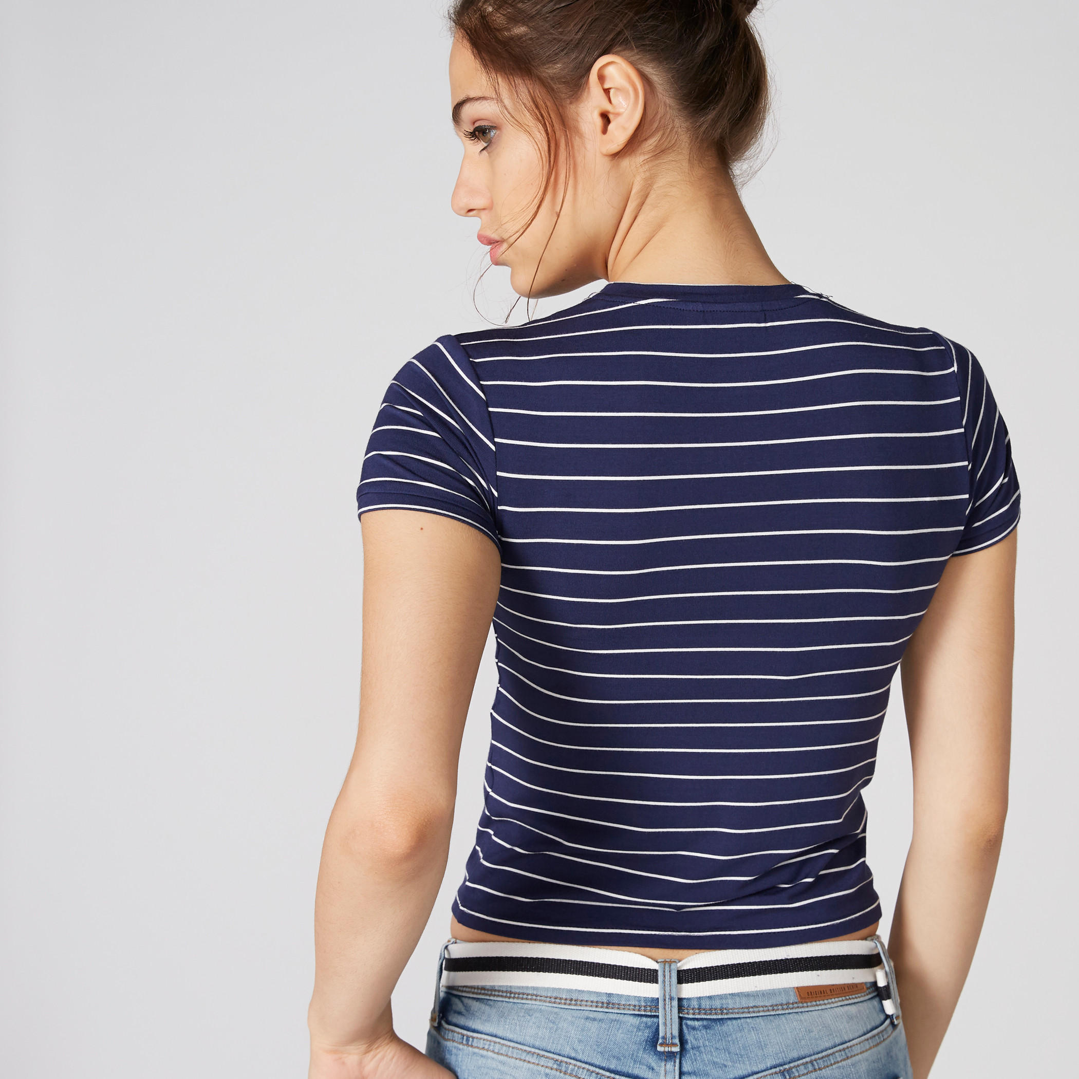 بلوزة قصيرة مقلّمة بياقة مستديرة وأكمام قصيرة-women-clothing-tshirts-image-2