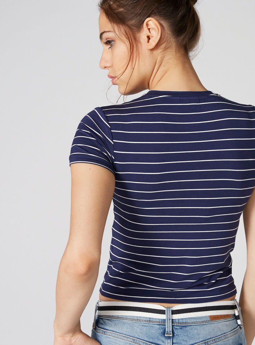 بلوزة قصيرة مقلّمة بياقة مستديرة وأكمام قصيرة-women-clothing-tshirts-image-2