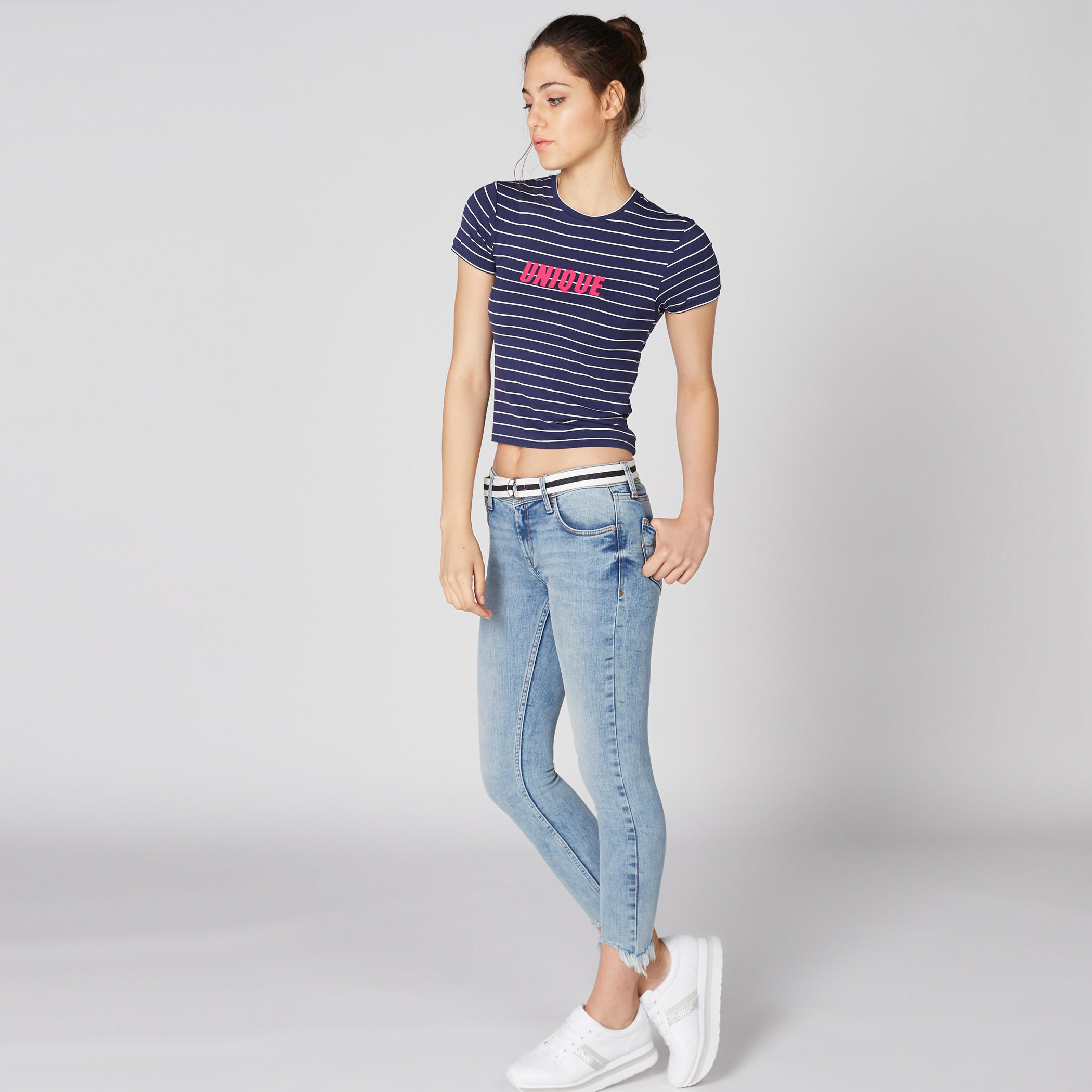 بلوزة قصيرة مقلّمة بياقة مستديرة وأكمام قصيرة-women-clothing-tshirts-image-3