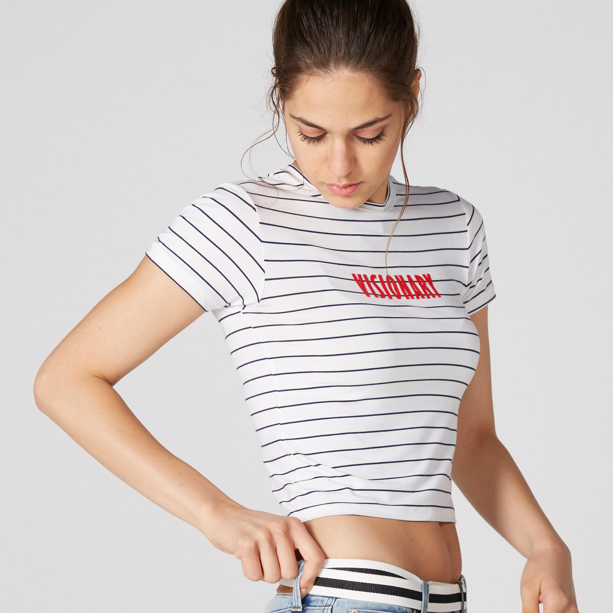 بلوزة قصيرة مقلّمة بياقة مستديرة وأكمام قصيرة-women-clothing-tshirts-image-4