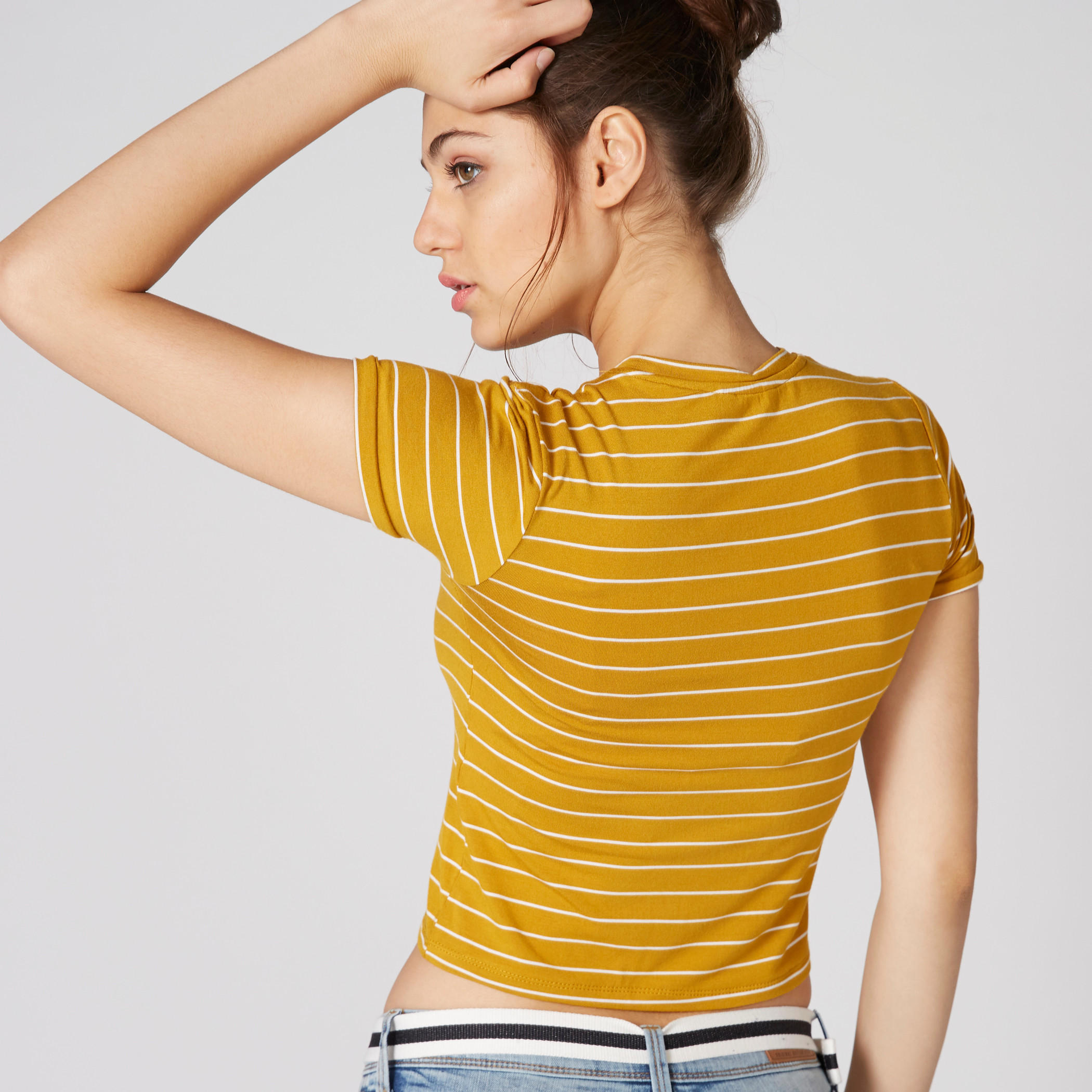 تيشيرت قصير مقلّم بياقة مستديرة وأكمام قصيرة-women-clothing-tshirts-image-2