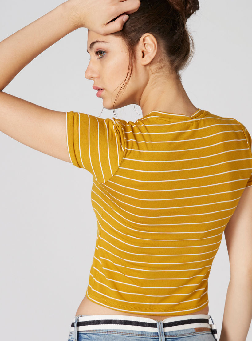 تيشيرت قصير مقلّم بياقة مستديرة وأكمام قصيرة-women-clothing-tshirts-image-2