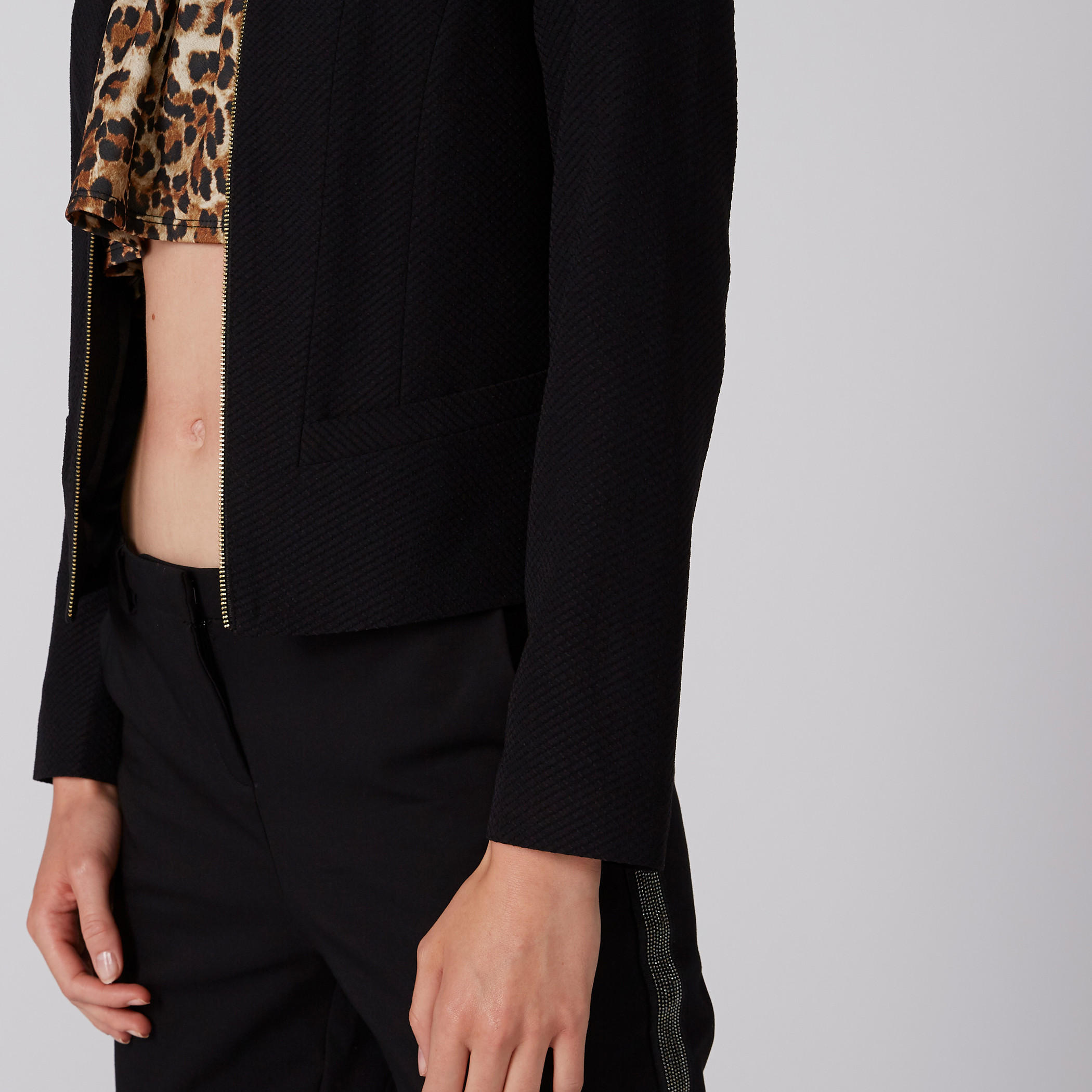 Long Sleeves Bomber Jacket with Zip Closure-women-winterwear-coatsandjackets-jackets-image-4