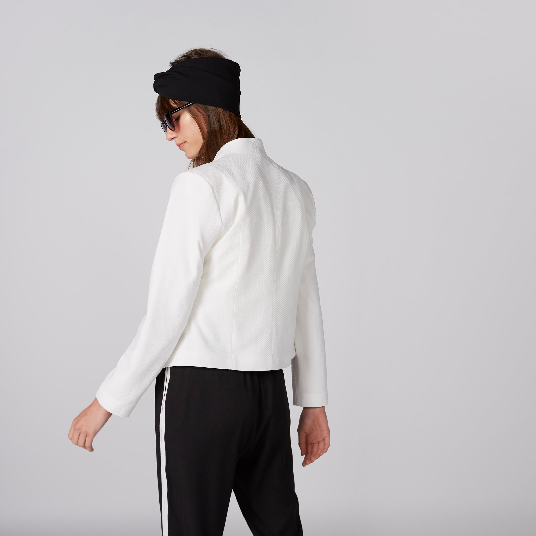 جاكيت بارز الملمس بأكمام طويلة وسحّاب للإغلاق-women-winterwear-coatsandjackets-jackets-image-3