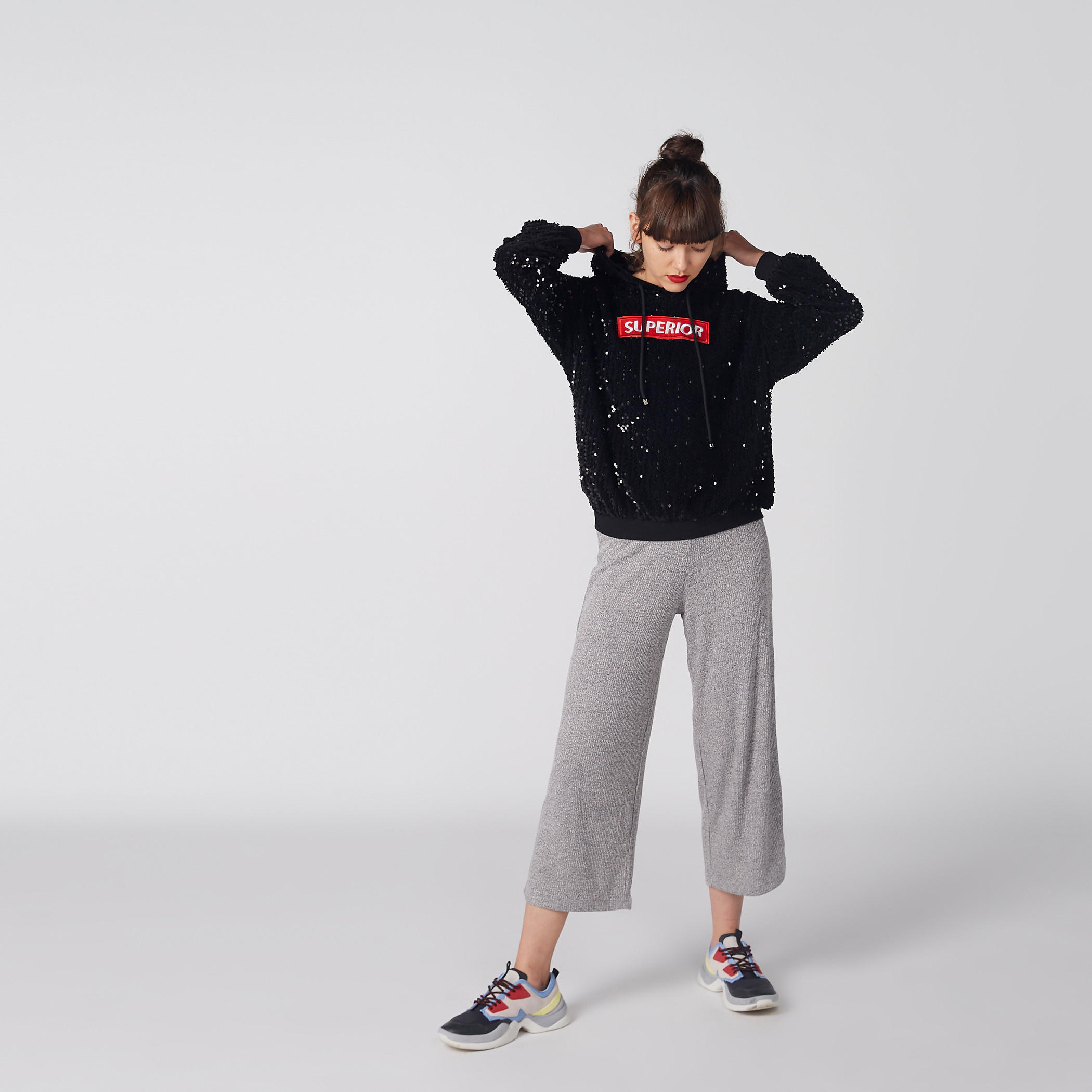 سويت شيرت مُطرّز بقبعة وتفاصيل ترتر-women-winterwear-hoodiesandsweatshirts-hoodies-image-1