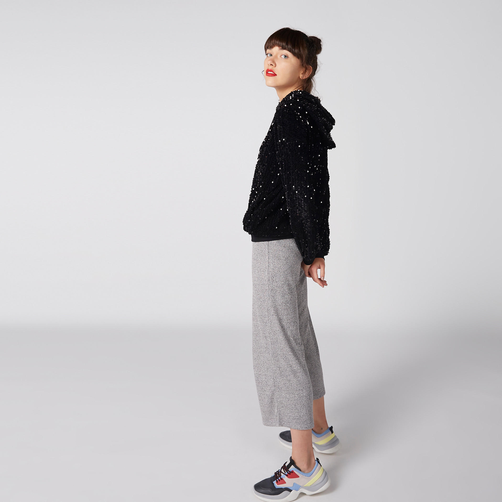 سويت شيرت مُطرّز بقبعة وتفاصيل ترتر-women-winterwear-hoodiesandsweatshirts-hoodies-image-4