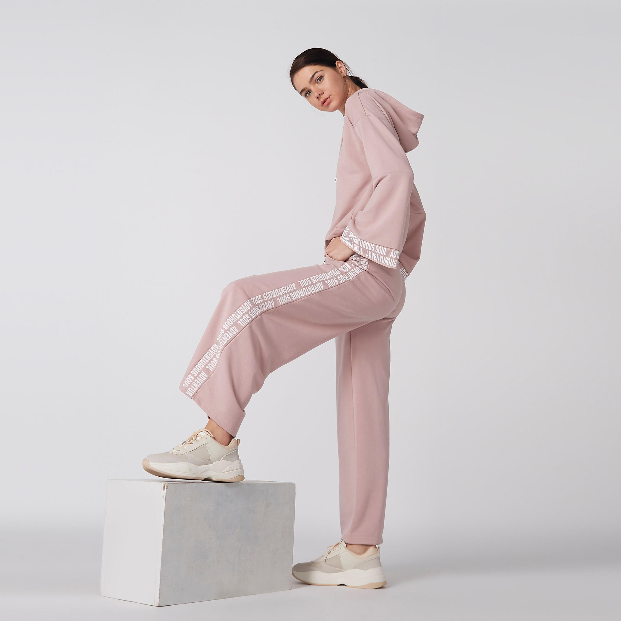 سويت شيرت بطبعات وأكمام واسعة-women-winterwear-hoodiesandsweatshirts-sweatshirts-image-1