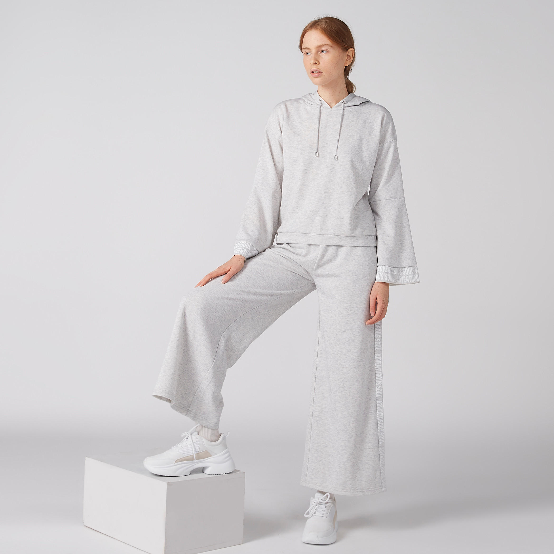 بنطال واسع الساقين بخصر مطّاطي وجيوب-women-clothing-bottoms-trousers-image-2