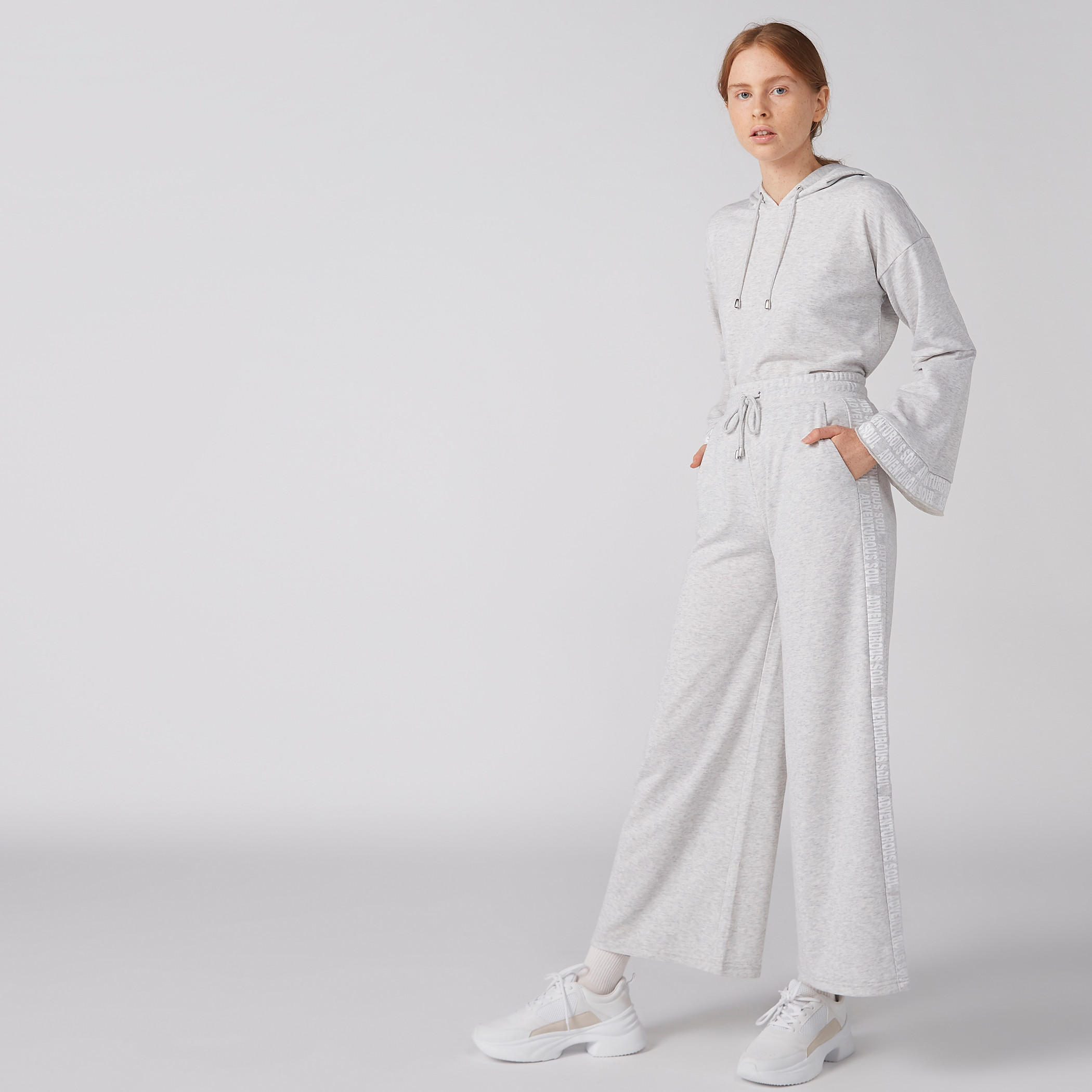 بنطال واسع الساقين بخصر مطّاطي وجيوب-women-clothing-bottoms-trousers-image-4