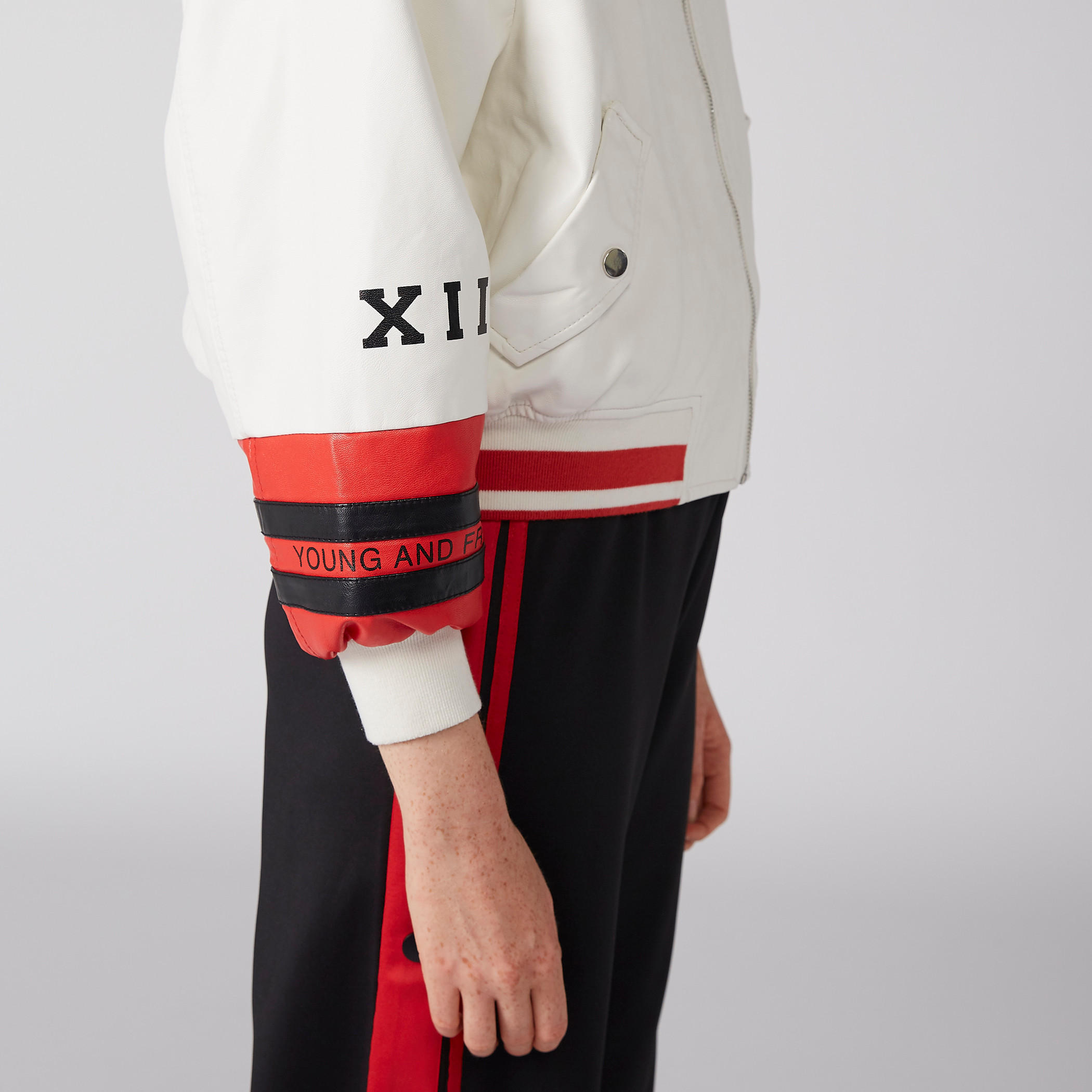جاكيت بومبر بأكمام طويلة وسحّاب إغلاق وطبعات-women-winterwear-coatsandjackets-jackets-image-4