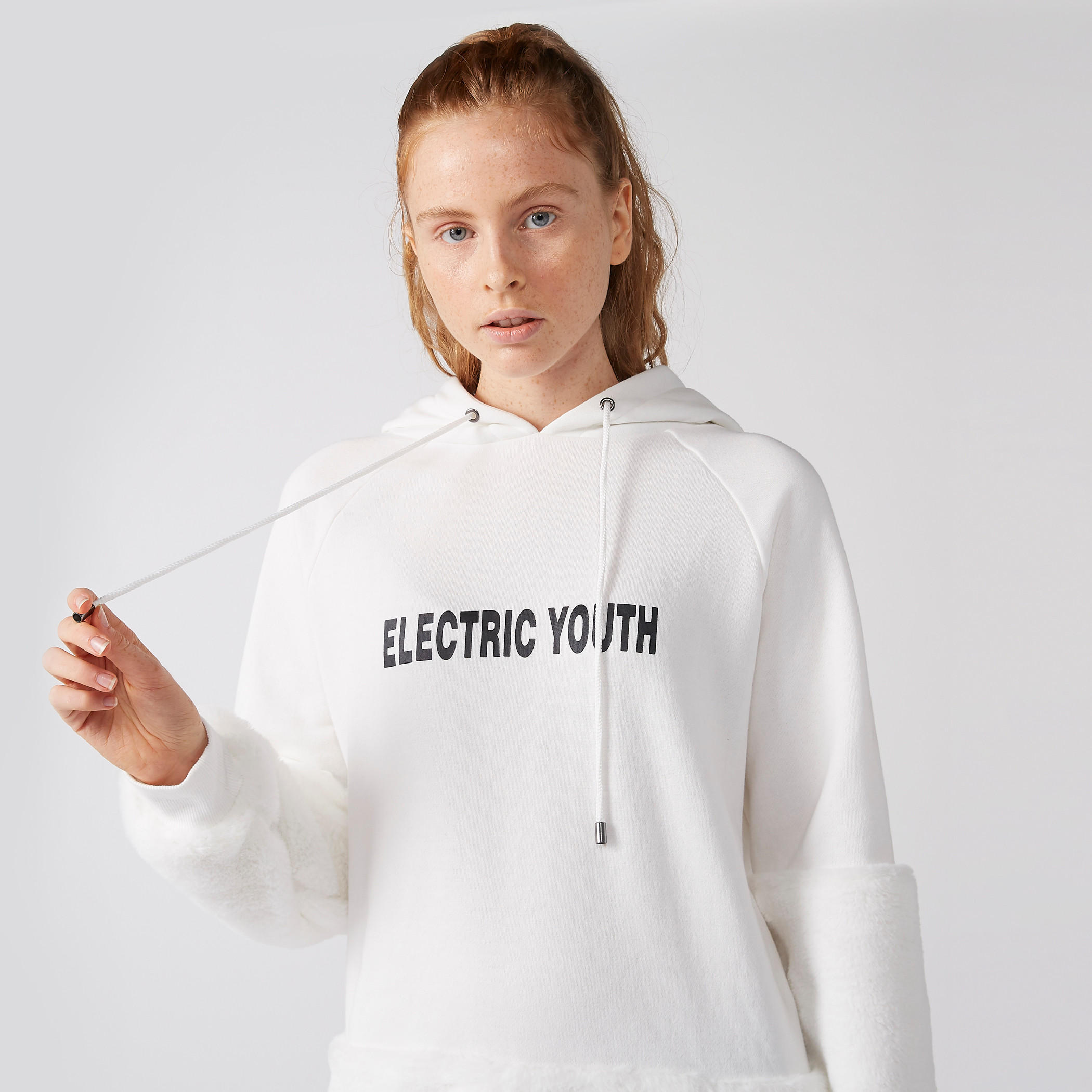 بلوفر طويل بقبعة وأكمام طويلة وطبعات-women-winterwear-hoodiesandsweatshirts-hoodies-image-2
