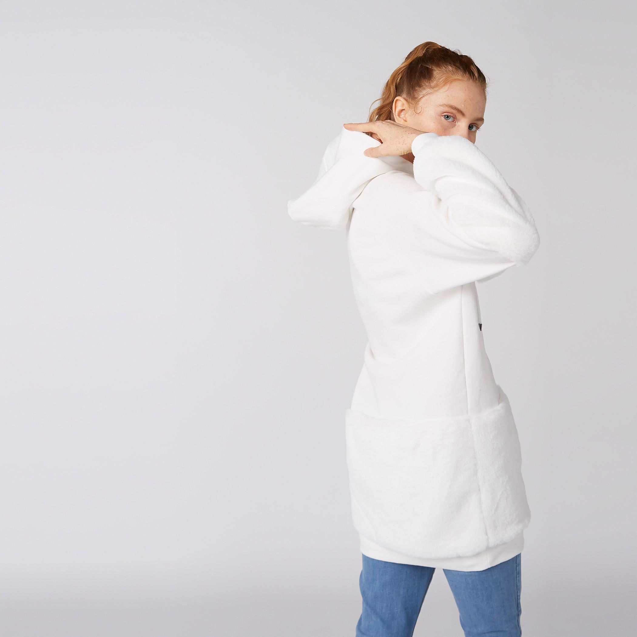 بلوفر طويل بقبعة وأكمام طويلة وطبعات-women-winterwear-hoodiesandsweatshirts-hoodies-image-1