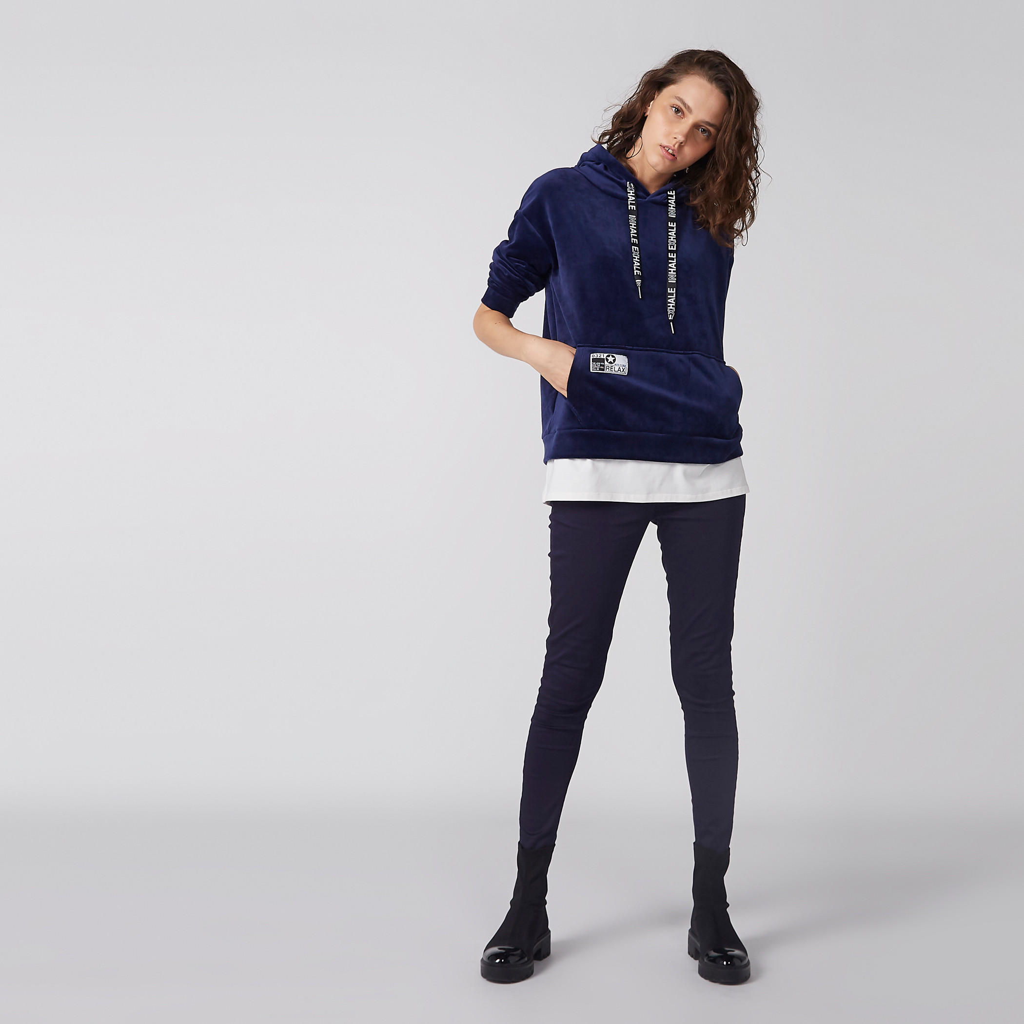 سويت شيرت بارز الملمس بقبعة وأكمام طويلة-women-winterwear-hoodiesandsweatshirts-hoodies-image-1