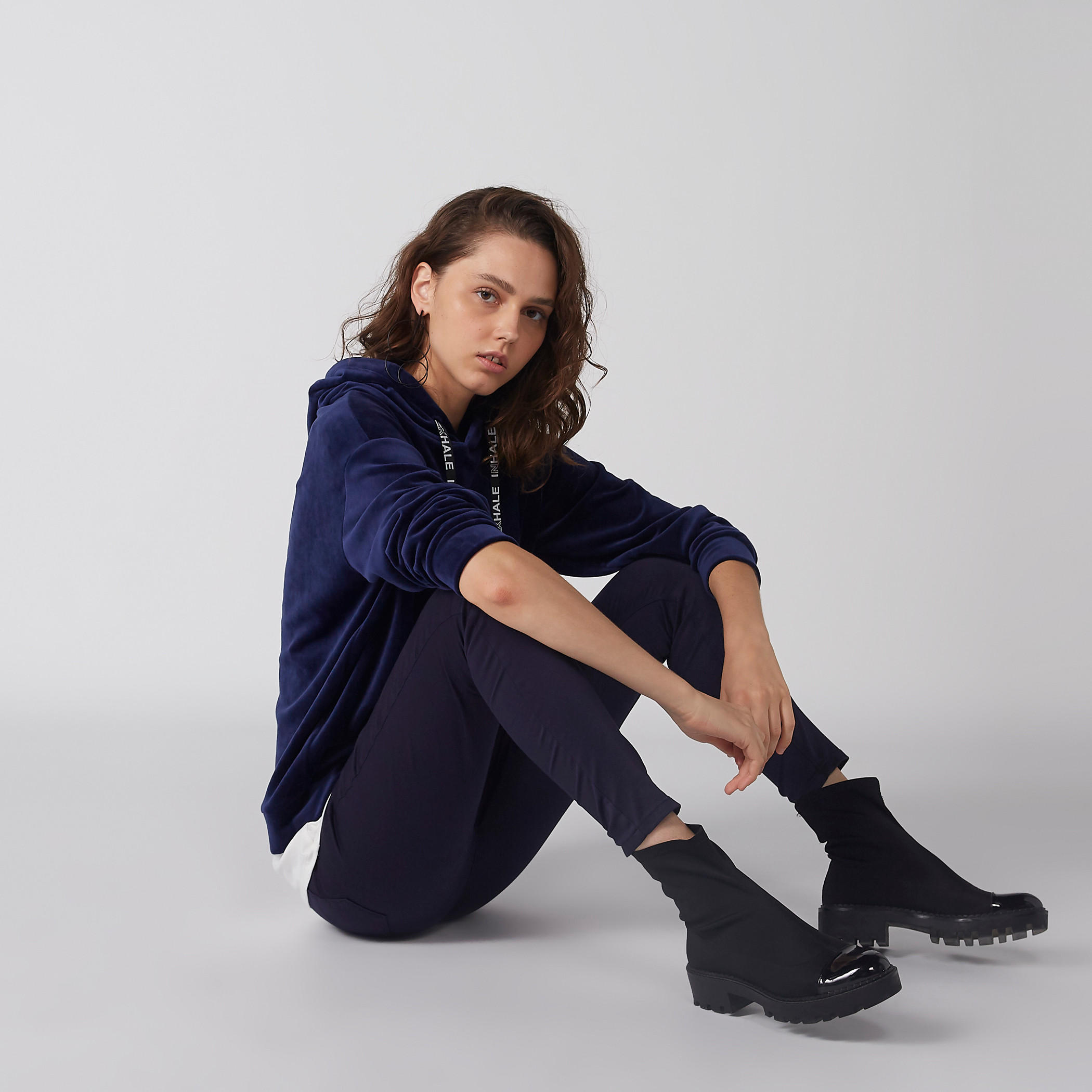 سويت شيرت بارز الملمس بقبعة وأكمام طويلة-women-winterwear-hoodiesandsweatshirts-hoodies-image-2