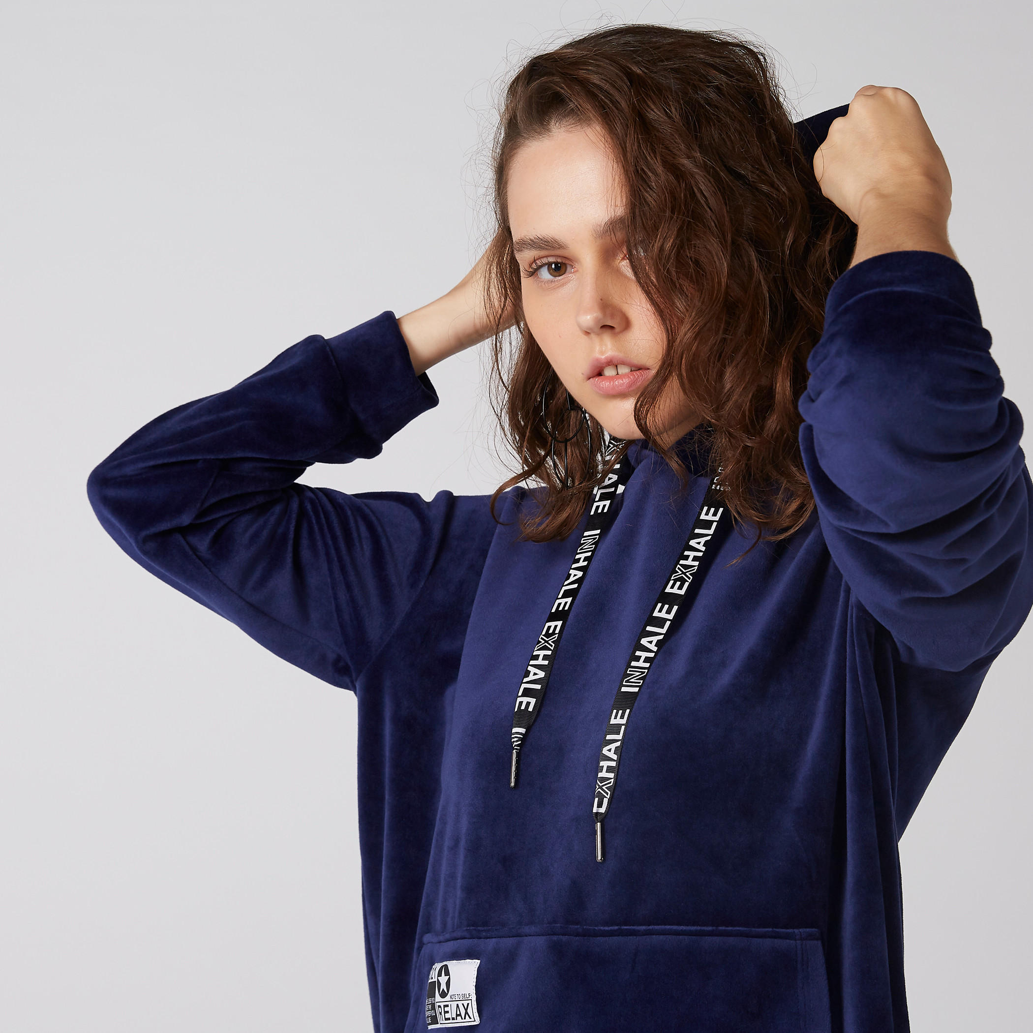 سويت شيرت بارز الملمس بقبعة وأكمام طويلة-women-winterwear-hoodiesandsweatshirts-hoodies-image-4