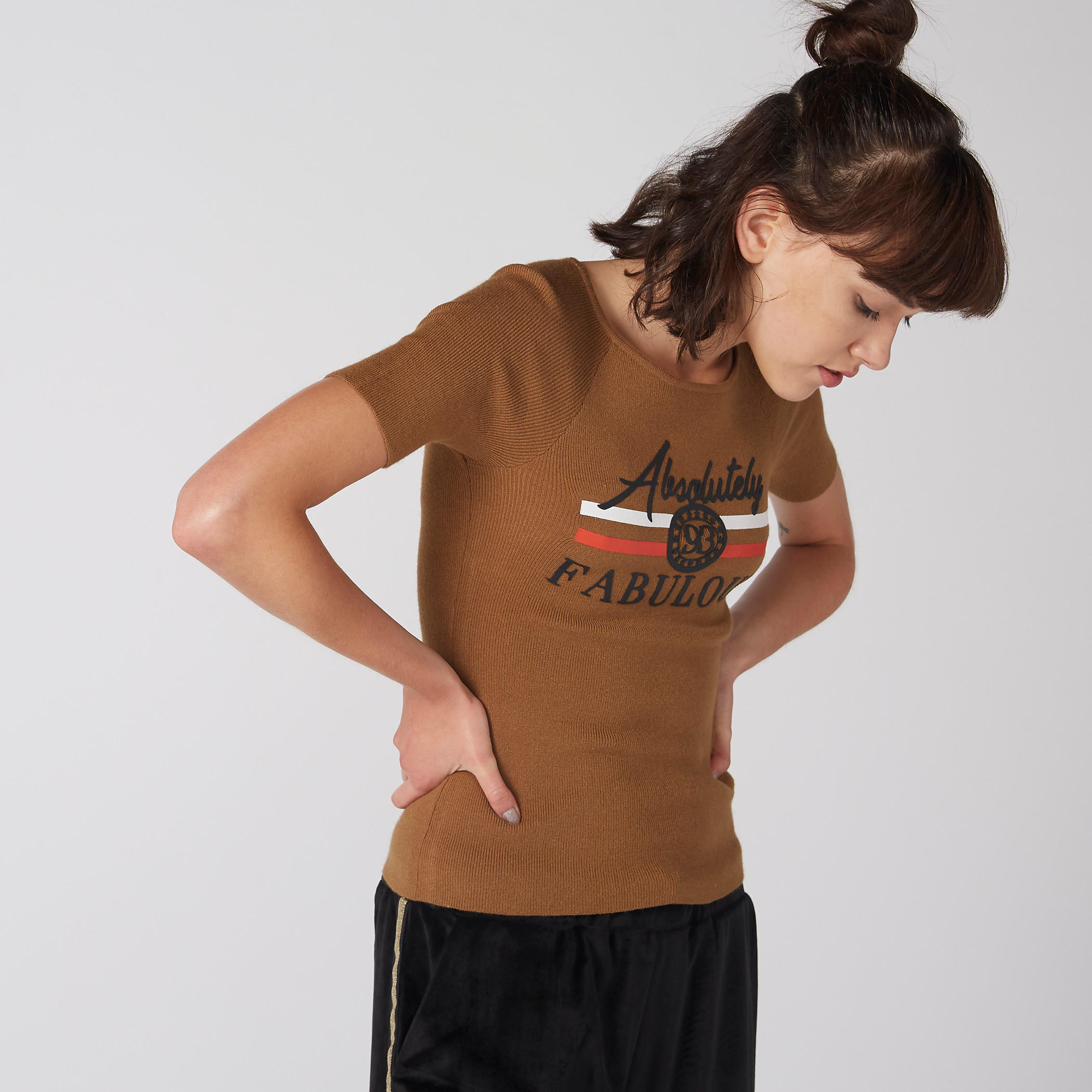 تيشيرت بياقة مستديرة وأكمام مغايرة وطبعات-women-clothing-tshirts-image-2