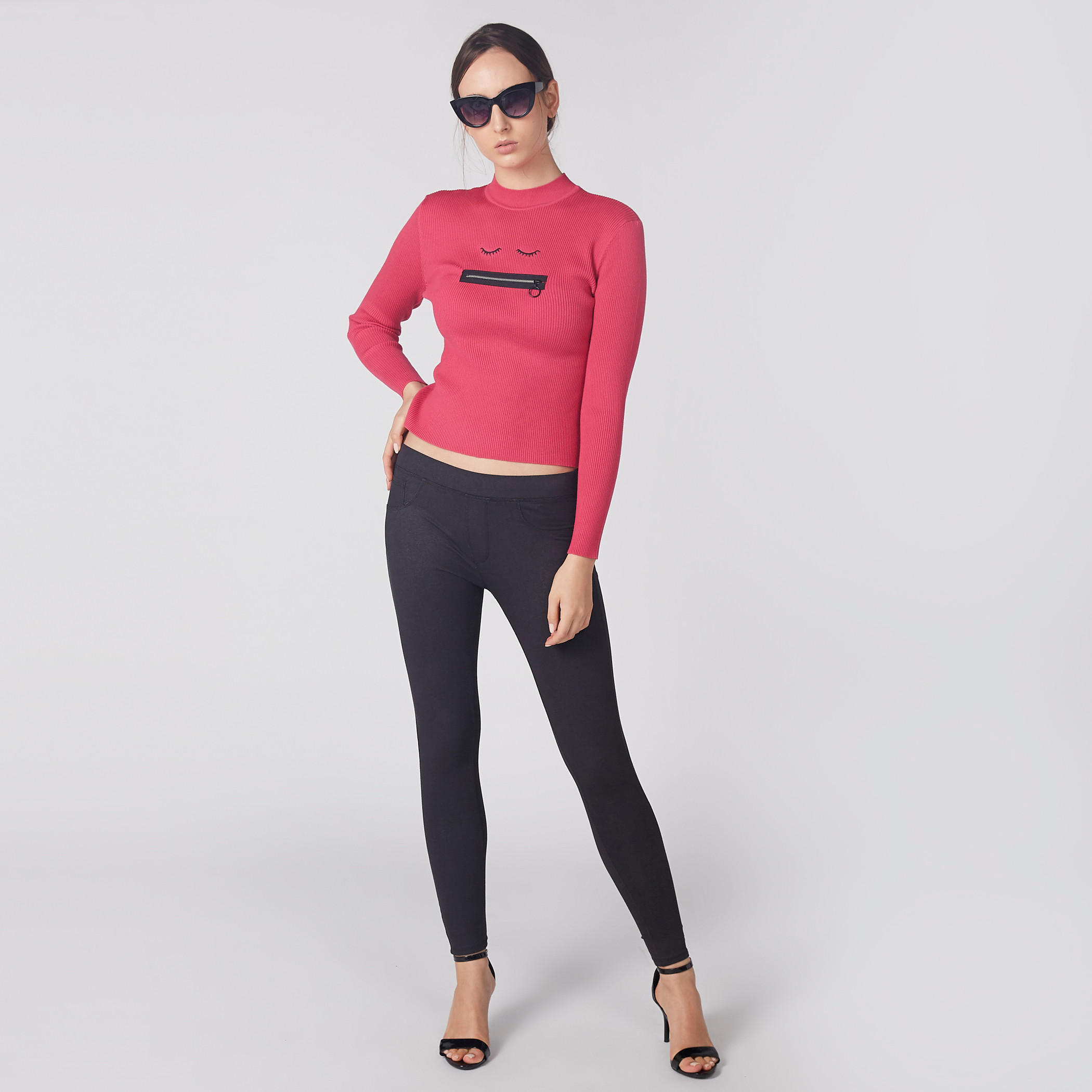 بلوزة قصيرة بارزة الملمس بياقة ضيّقة وأكمام طويلة وسحّاب-women-clothing-tshirts-image-1
