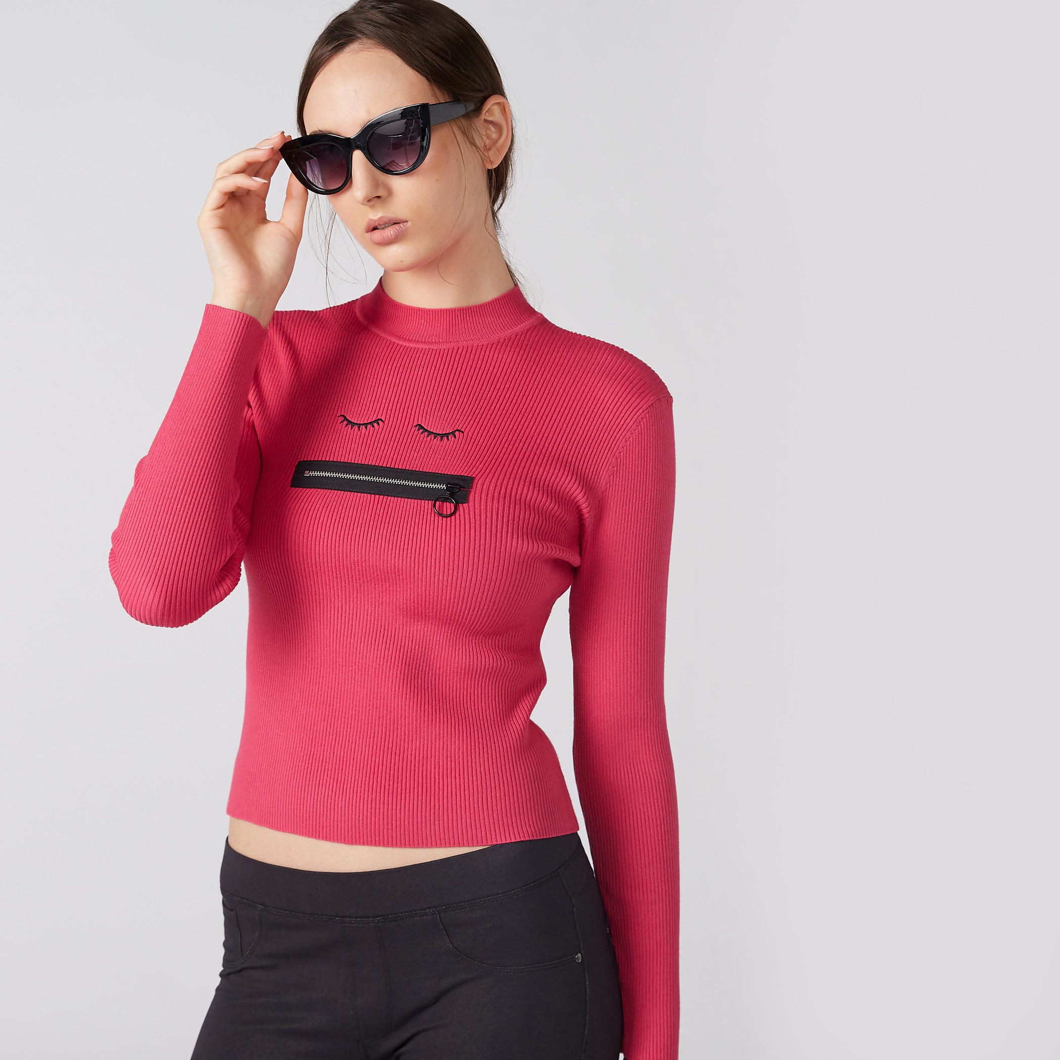 بلوزة قصيرة بارزة الملمس بياقة ضيّقة وأكمام طويلة وسحّاب-women-clothing-tshirts-image-2
