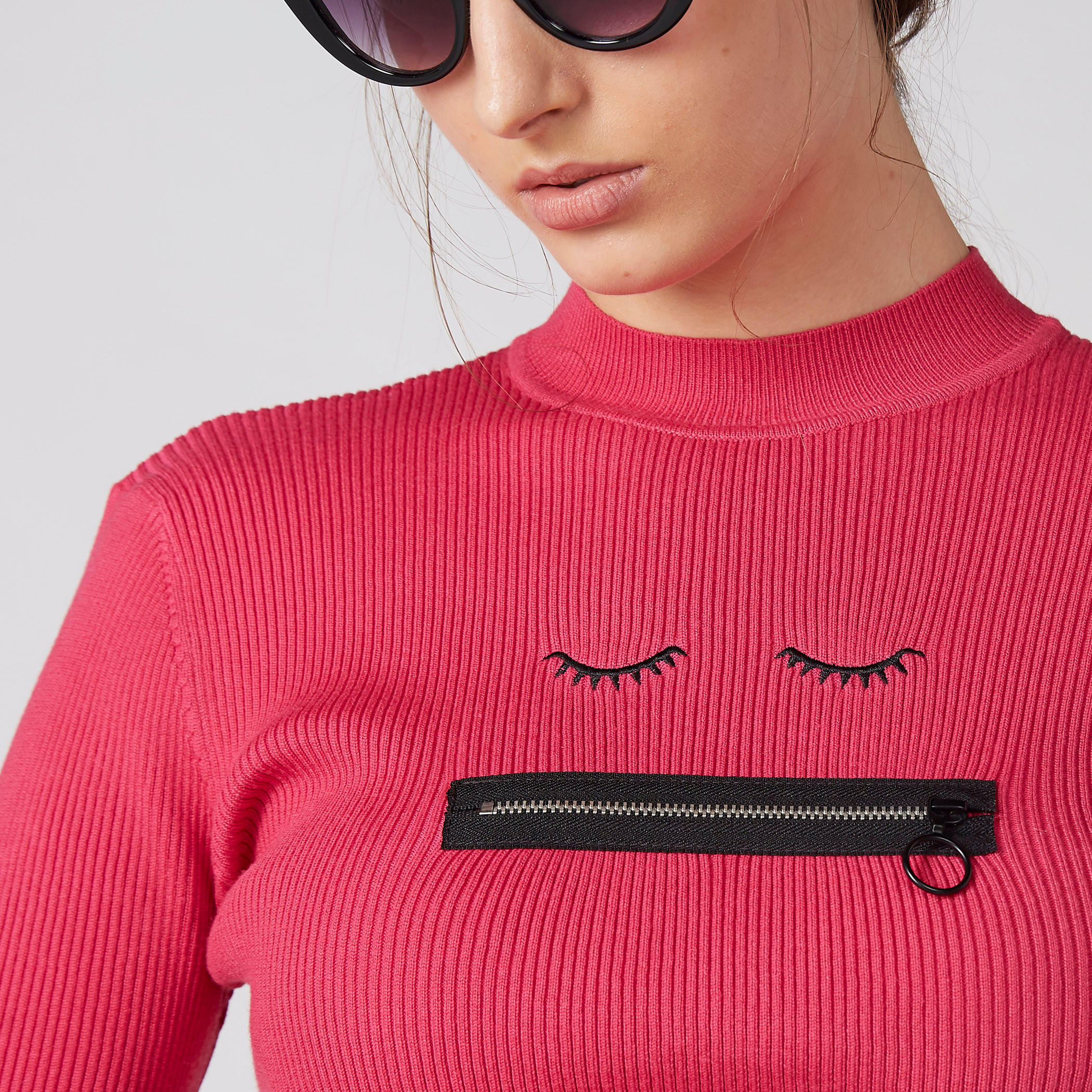 بلوزة قصيرة بارزة الملمس بياقة ضيّقة وأكمام طويلة وسحّاب-women-clothing-tshirts-image-3
