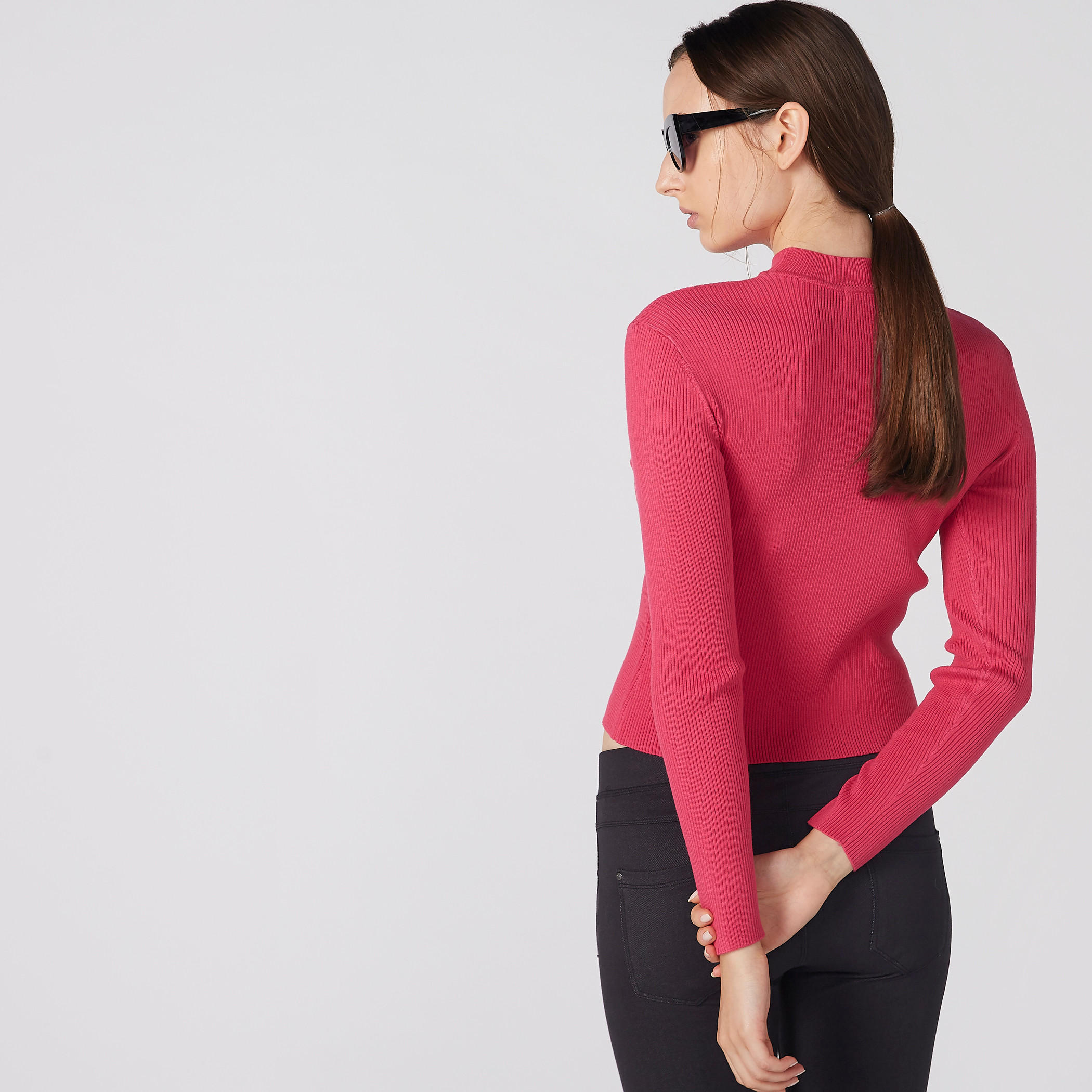 بلوزة قصيرة بارزة الملمس بياقة ضيّقة وأكمام طويلة وسحّاب-women-clothing-tshirts-image-4