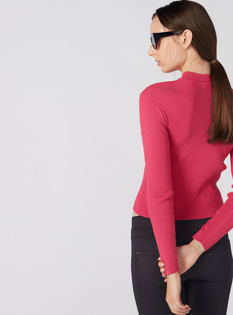 بلوزة قصيرة بارزة الملمس بياقة ضيّقة وأكمام طويلة وسحّاب-women-clothing-tshirts-image-4