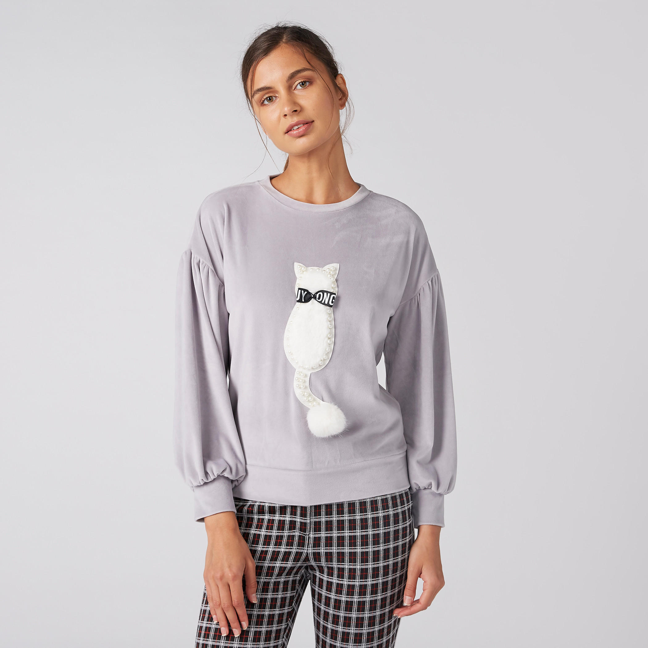 بلوزة بياقة مستديرة وأكمام طويلة وتفاصيل لؤلؤ-women-winterwear-hoodiesandsweatshirts-sweatshirts-image-1