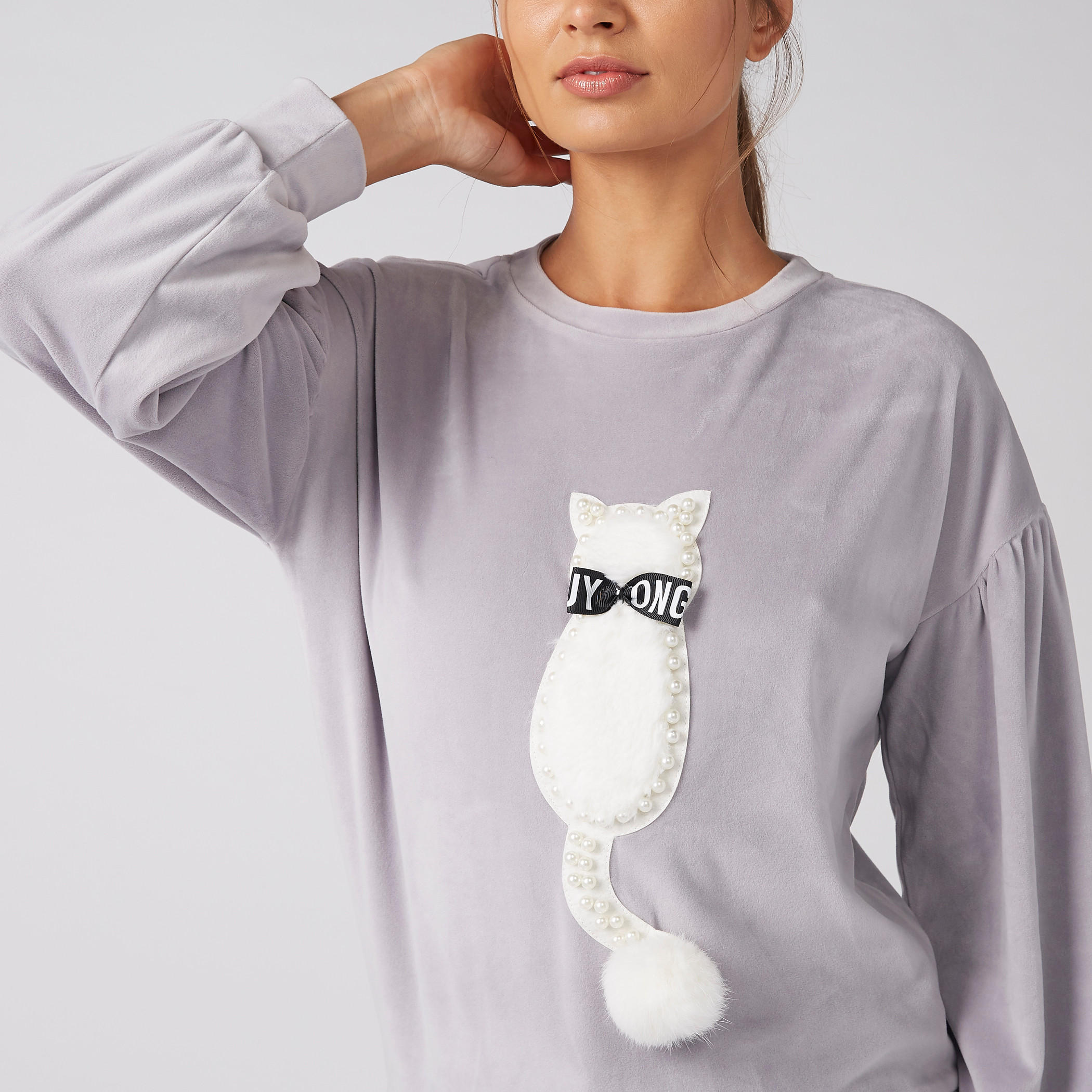 بلوزة بياقة مستديرة وأكمام طويلة وتفاصيل لؤلؤ-women-winterwear-hoodiesandsweatshirts-sweatshirts-image-2