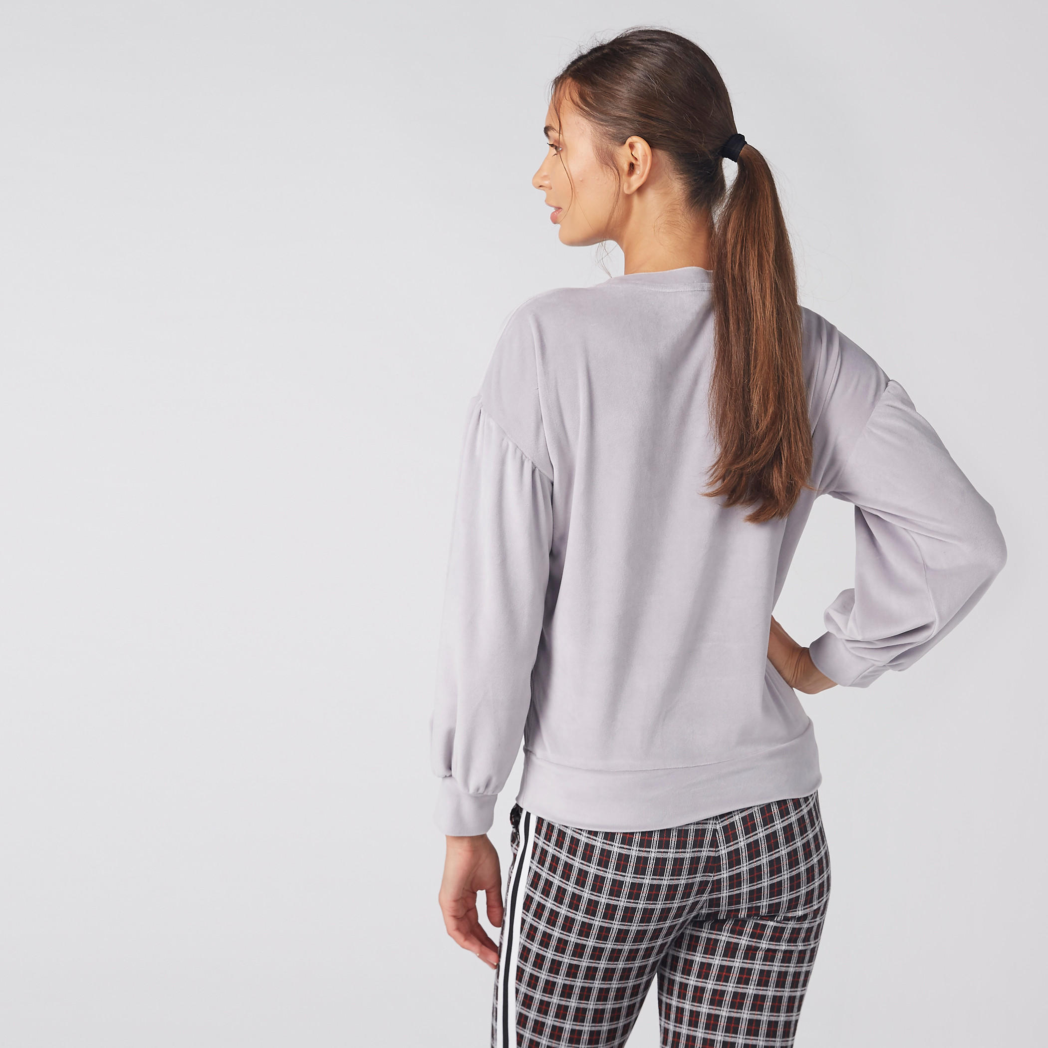 بلوزة بياقة مستديرة وأكمام طويلة وتفاصيل لؤلؤ-women-winterwear-hoodiesandsweatshirts-sweatshirts-image-3