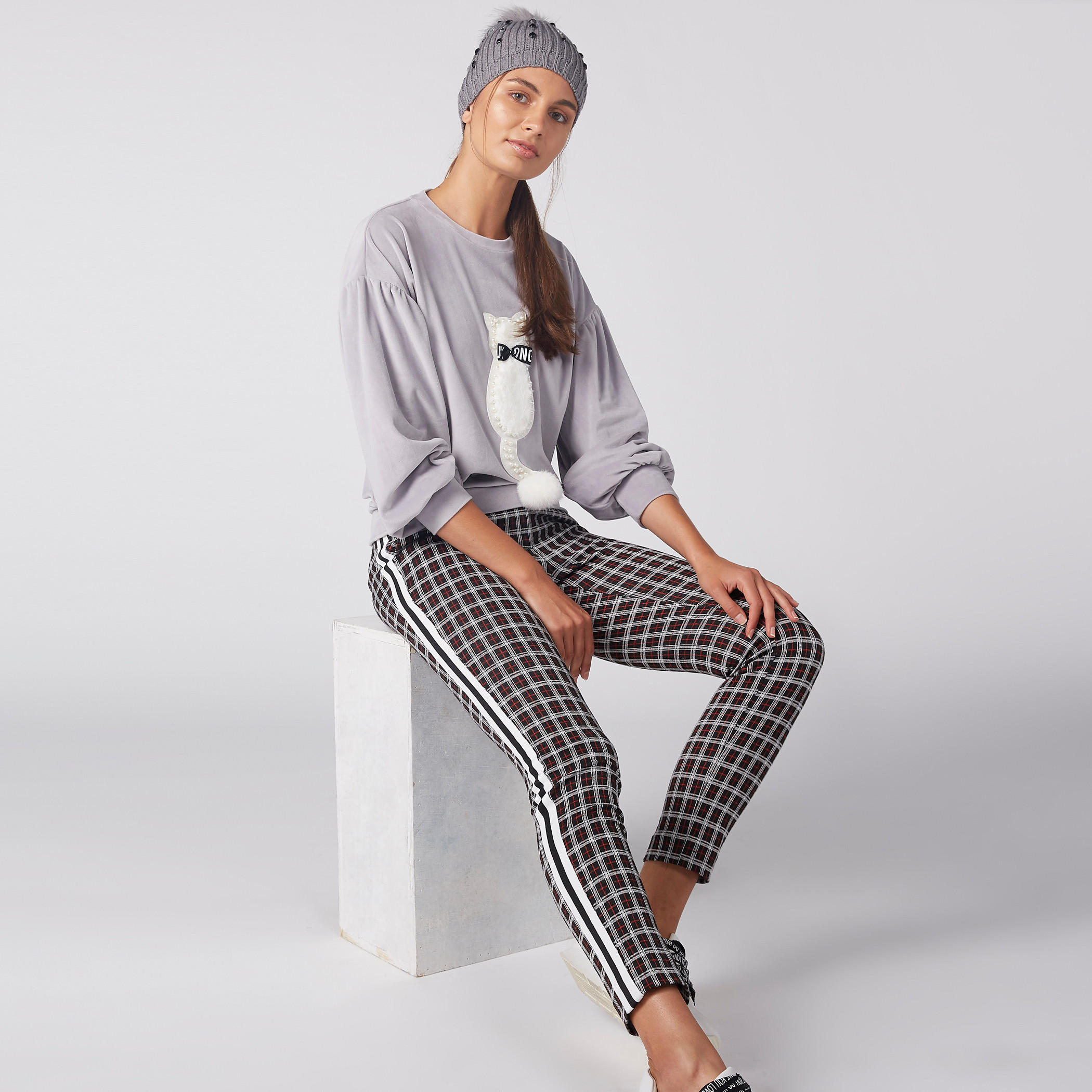 بلوزة بياقة مستديرة وأكمام طويلة وتفاصيل لؤلؤ-women-winterwear-hoodiesandsweatshirts-sweatshirts-image-4