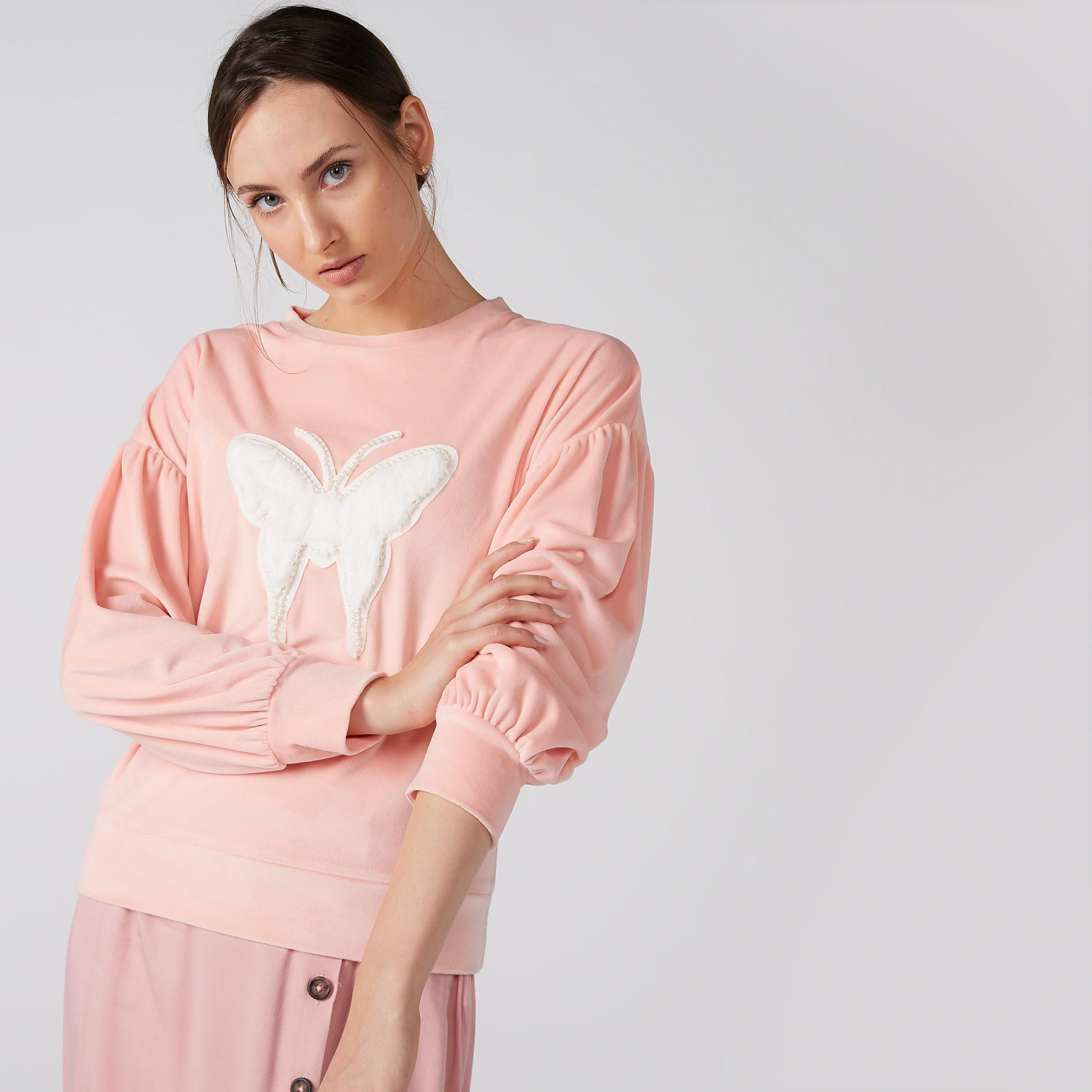 سويت شيرت بياقة مستديرة وأكمام طويلة وتفاصيل لؤلؤ-women-winterwear-hoodiesandsweatshirts-sweatshirts-image-2