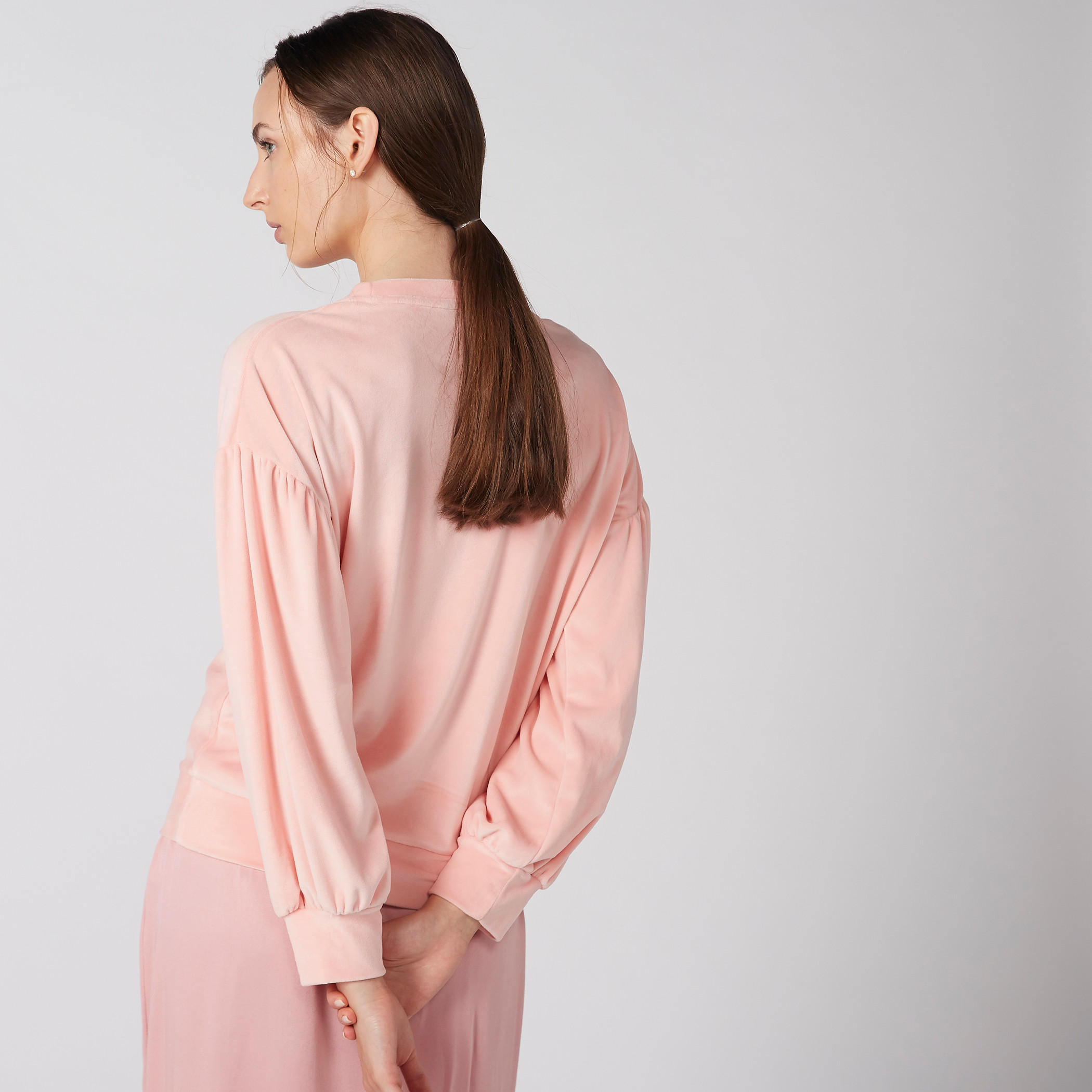 سويت شيرت بياقة مستديرة وأكمام طويلة وتفاصيل لؤلؤ-women-winterwear-hoodiesandsweatshirts-sweatshirts-image-4