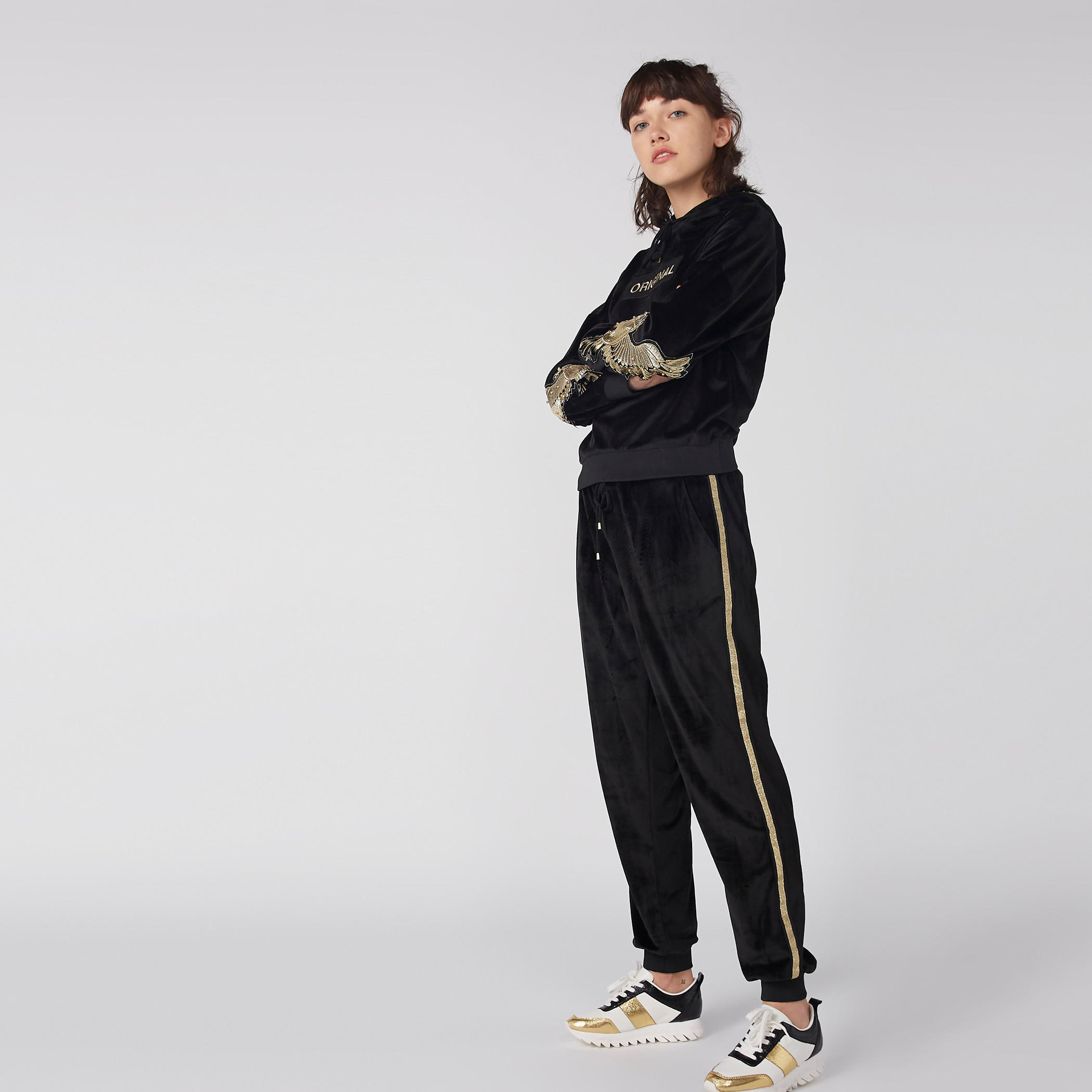 سويت شيرت مُطرّز بأكمام طويلة وقبعة-women-winterwear-hoodiesandsweatshirts-sweatshirts-image-1